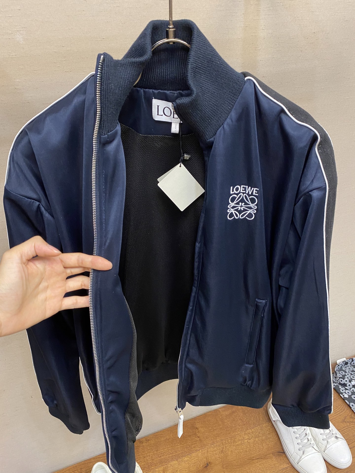 🌟🌟Loewe、蓝校服套装•外套⚠️购买，轻盈科技平纹针织面料、胸前Anagram 刺绣点缀、衣袖饰有人