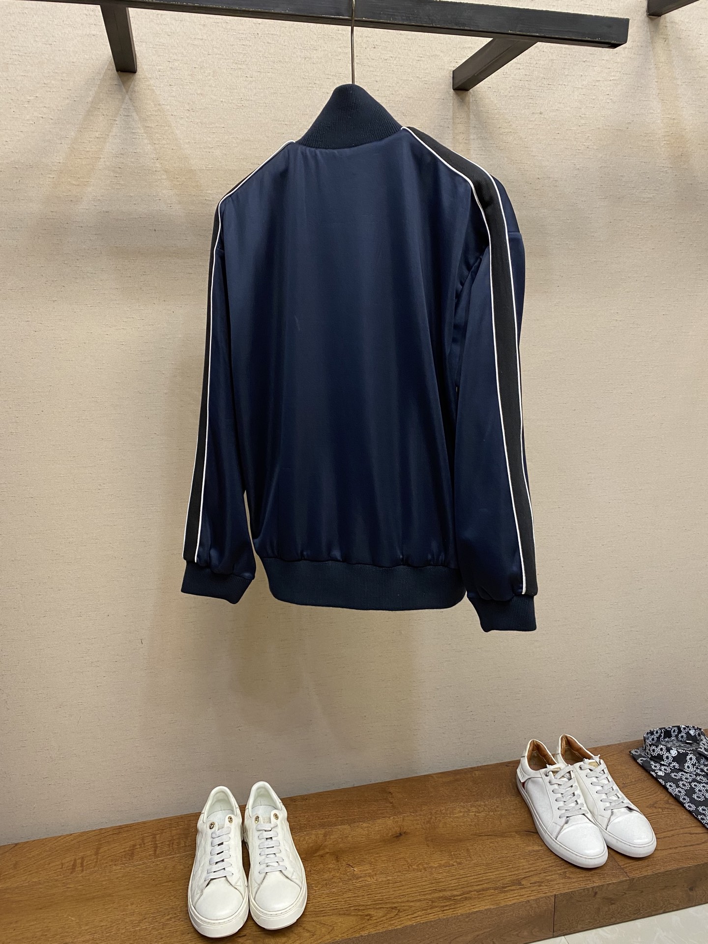 NO:521227,Loewe, blue school uniform suit jacket Original, 900 purchase, light technology jersey fabric, chest Anagram embroidery embroidery, sleeves with a woolen mesh lining, loose fit, standard length, high-neck rib knit collar, cuffs and hem front zipper closure, zipper inlay pockets, full set of auxiliary materials equipped #Fabric consists of polyester fiber sports material, using polyester fiber material, the key to bright touch and sporty appearance. Before spinning the polyester fiber is dyed and dyed. It has good dyeing and avoiding moisture and sweating, breathability and comfort. At the same time, fiber surface treatment technology can improve the fiber's lubricating performance and anti-static performance. At the same time, it has high strength and elastic recovery ability, so it is firm and durable, wrinkle-resistant and non-scaling. #The first sub-letter adopts embroidery process  The main body of the logo pattern is made of white embroidery thread to create a precision needle embroidery process; the embroidery is very fine and dense. The embroidery thread is combined with encryption. The embroidery body has a delicate matte visual texture; the embroidery effect is three-dimensional and full. The overall stitching is fine and the texture is consistent. #Baseball uniform jacket sports style The funnel collar is loose, and the ragdoll sleeves are equipped with contrasting webbing on both sides of the cuffs and hem are adjusted by threaded webbing. The elastic and tightening mouths are adjusted by threaded webbing. The pockets on both sides of the front are equipped with closed-end lettering zippers, and the door sill zippers are decorated with leather lettering pendants, making the overall look not monotonous. Size XS-L,,loewe, jackets & coats, jackets & coats, alexander wang19860909Loewe、蓝校服套装外套 原,900购买,轻盈科技平纹针织面料、胸前Anagram 刺绣点缀、衣袖饰有人字纹饰带、搭配织网衬里、宽松版型、标准长度、高领罗纹针织衣领、袖口和下摆正面拉链开合、拉链嵌线口袋、全套辅料配备 #面料由聚酯纤维的运动材质组成 采用聚酯纤维材质,亮光触感运动外观的关键.聚酯纤维纺前采用进口环保材质染料定染加工.具有很好的免烫性,而且吸湿排汗、透气性、舒适度都非常好. 同时纤维表面处理技术可以提高纤维的提高润滑性能、抗静电性能.同时具有较高的强度与弹性恢复能力,因此牢固耐用、抗皱免烫. #前副字母采用刺绣工艺 标识图案主体采用白色绣线打造精密挨针绣工艺；刺绣非常精细针法绵密.采用亚麻材质绣线结合加密处理,绣体具有微妙的哑光视觉质感；刺绣效果立体饱满.整体针脚细密,精细度质感一致. #棒球服夹克运动版型 漏斗领宽松的运动版型,插肩袖两侧采用撞色织带装设；袖口、下摆由螺纹织带调节松紧收口.正面两侧口袋设有闭尾刻字拉链,门槛拉链有皮质刻字吊坠装饰,显得整体不单调. 尺码XS-L,,loewe,jackets & coats,jackets & coats,alexander wang,Men's clothing