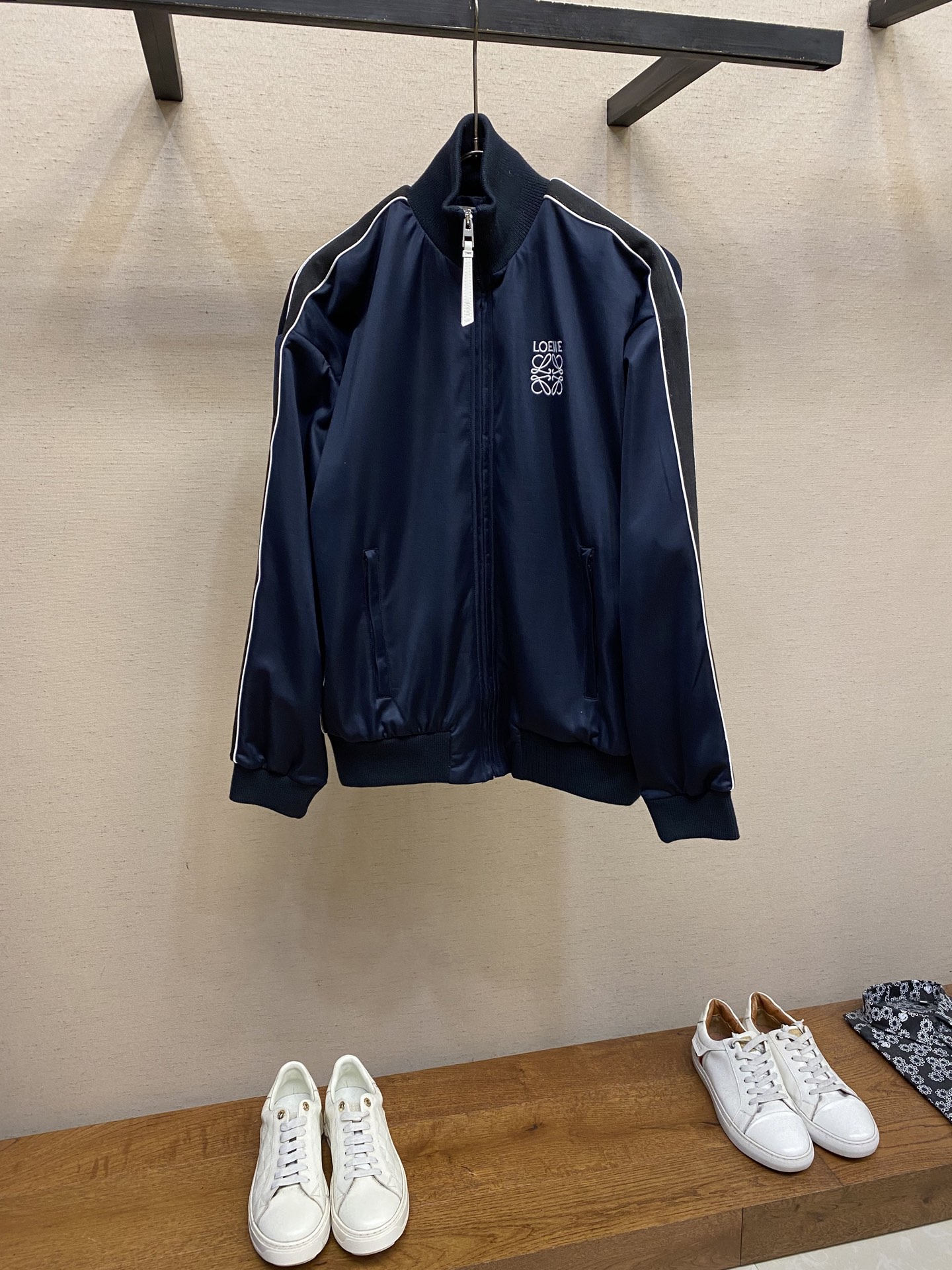 🌟🌟Loewe、蓝校服套装•外套⚠️购买，轻盈科技平纹针织面料、胸前Anagram 刺绣点缀、衣袖饰有人