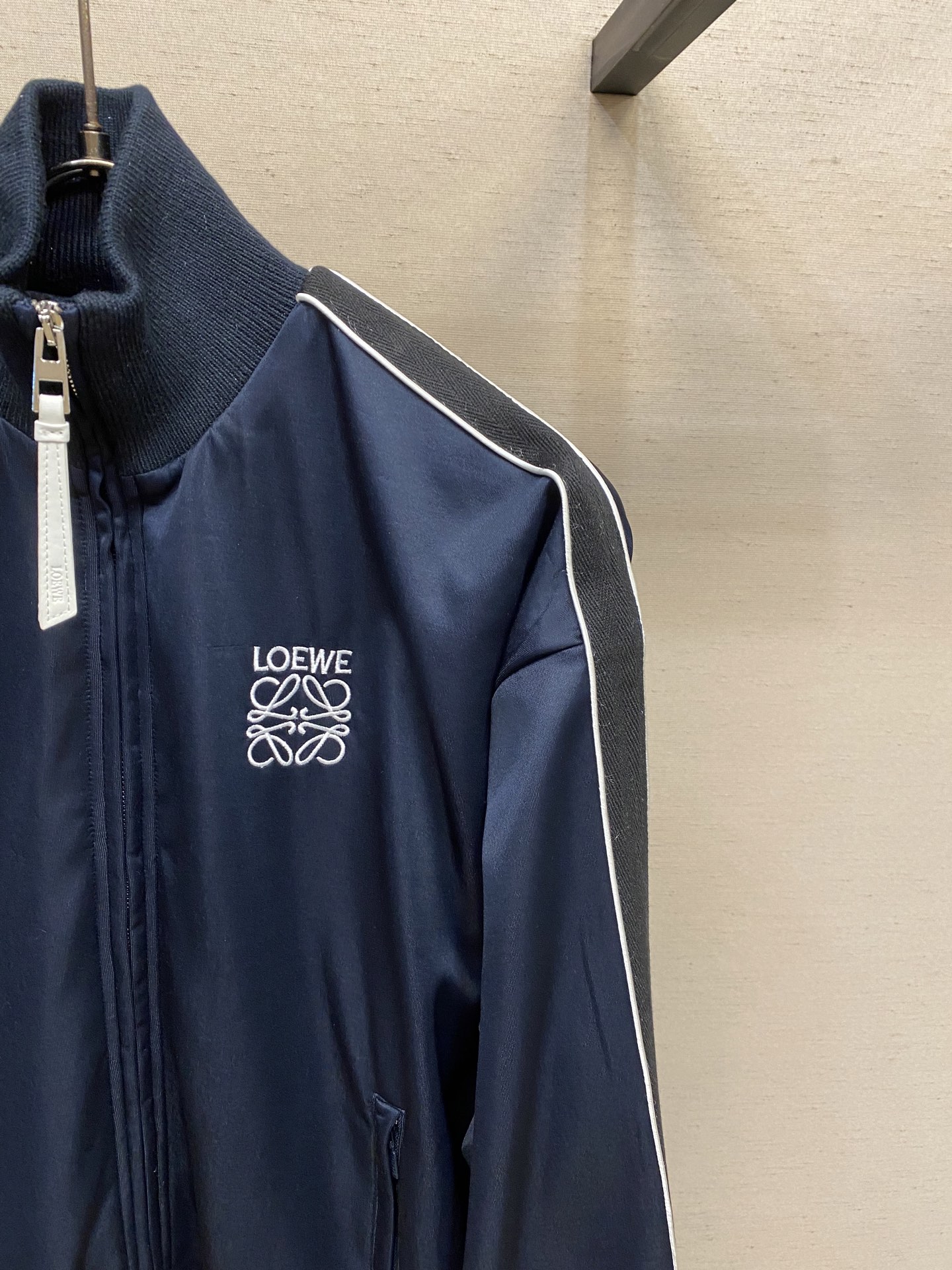 🌟🌟Loewe、蓝校服套装•外套⚠️购买，轻盈科技平纹针织面料、胸前Anagram 刺绣点缀、衣袖饰有人