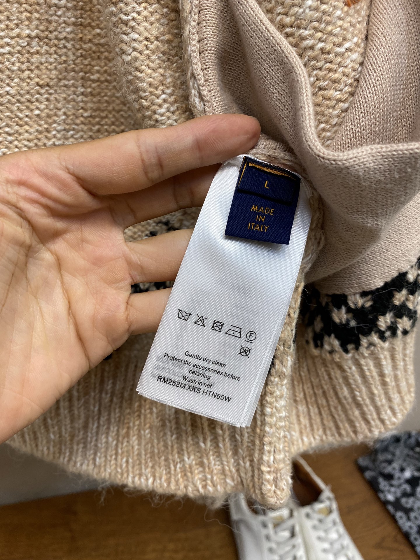 🌟🌟1V、路易威登 Nigo联名龙虾拼纱羊毛针织拉链外套采用优质棉毛混纺面料制成，质地柔软舒适且富有弹性