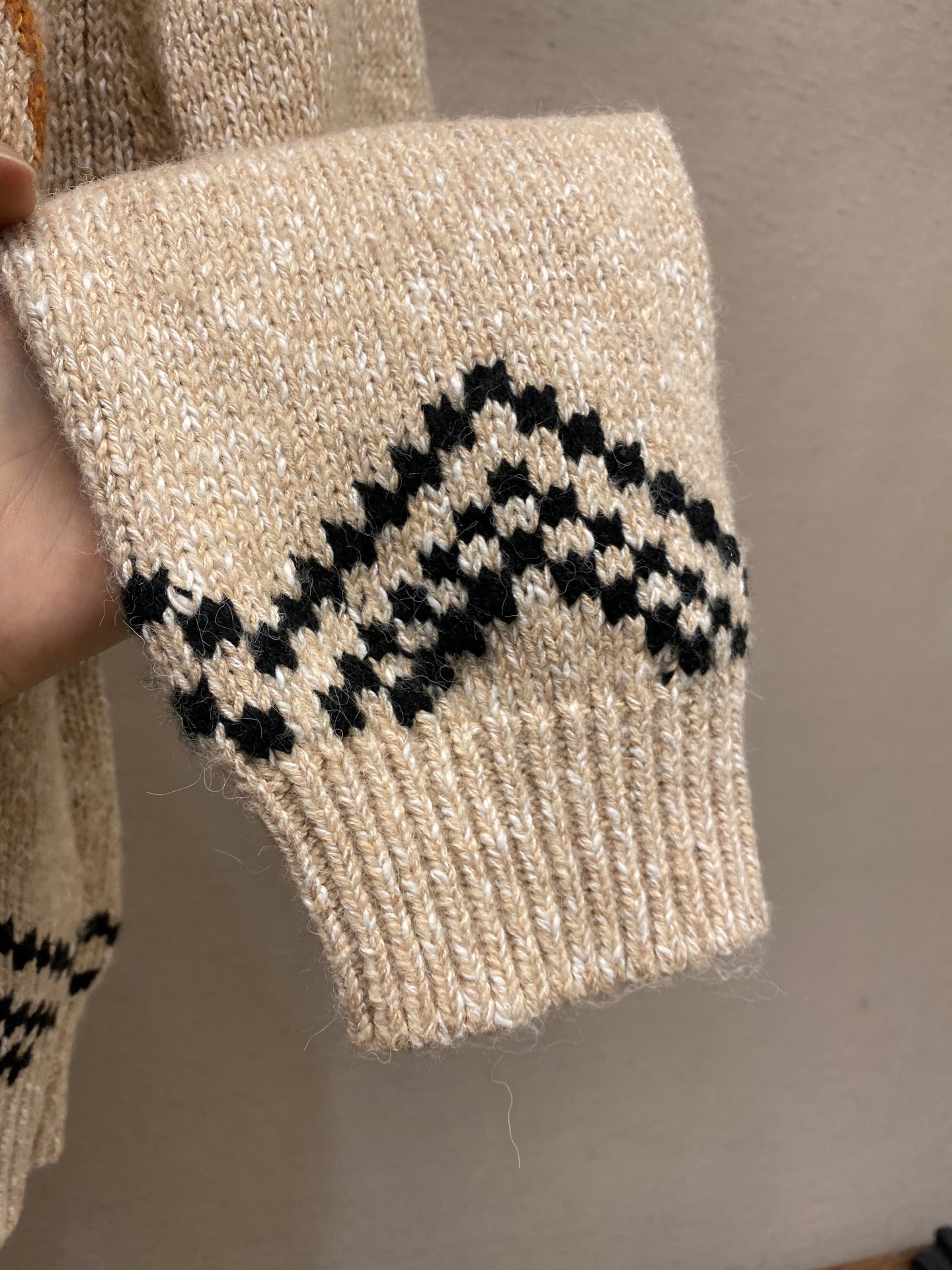 🌟🌟1V、路易威登 Nigo联名龙虾拼纱羊毛针织拉链外套采用优质棉毛混纺面料制成，质地柔软舒适且富有弹性