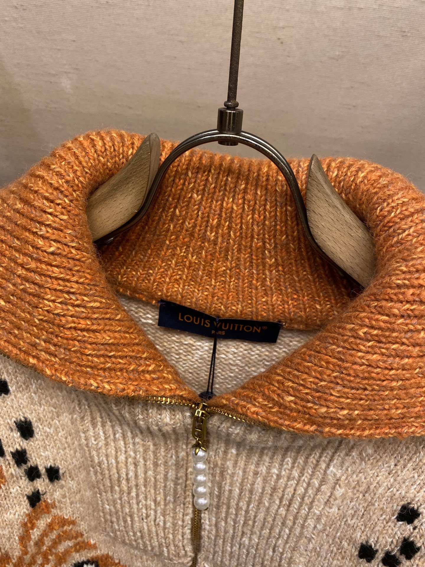 🌟🌟1V、路易威登 Nigo联名龙虾拼纱羊毛针织拉链外套采用优质棉毛混纺面料制成，质地柔软舒适且富有弹性