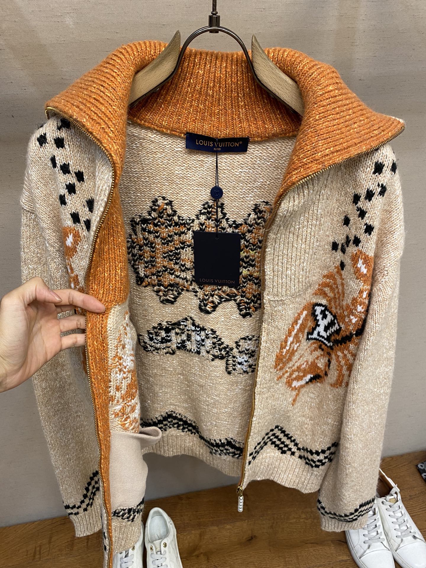 🌟🌟1V、路易威登 Nigo联名龙虾拼纱羊毛针织拉链外套采用优质棉毛混纺面料制成，质地柔软舒适且富有弹性