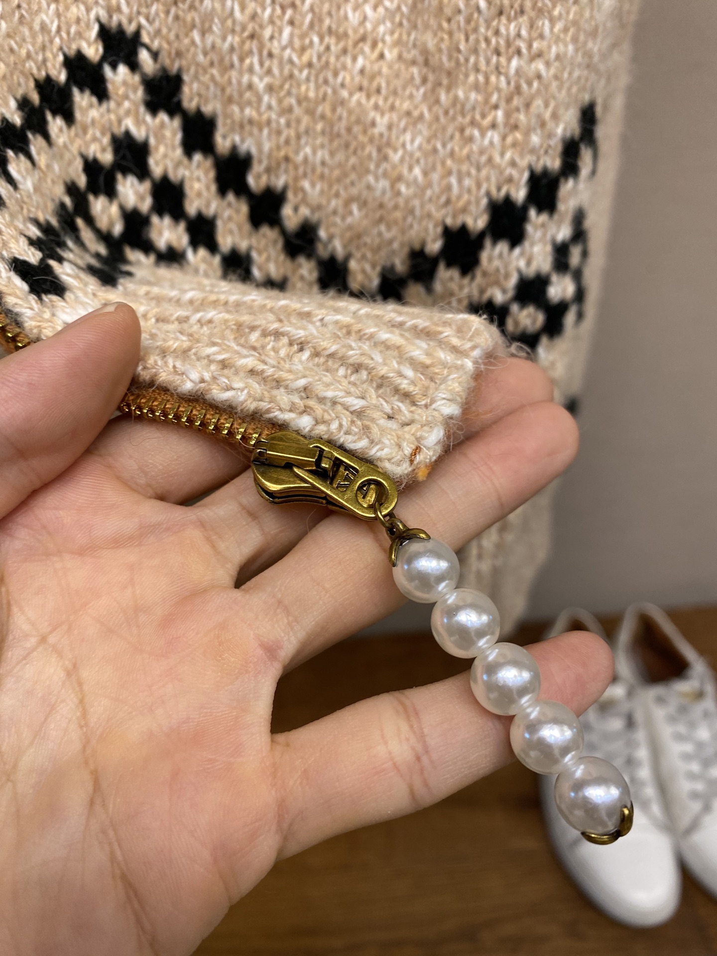 🌟🌟1V、路易威登 Nigo联名龙虾拼纱羊毛针织拉链外套采用优质棉毛混纺面料制成，质地柔软舒适且富有弹性