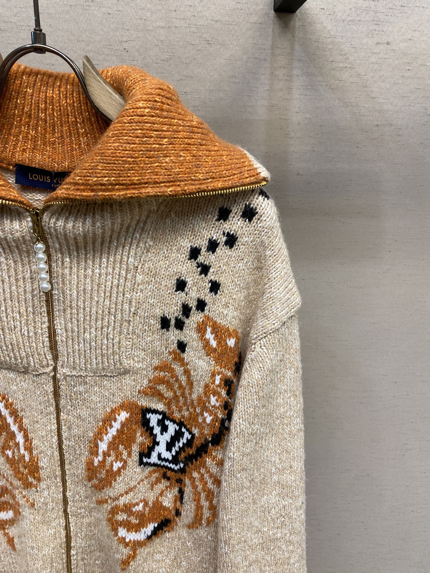 🌟🌟1V、路易威登 Nigo联名龙虾拼纱羊毛针织拉链外套采用优质棉毛混纺面料制成，质地柔软舒适且富有弹性