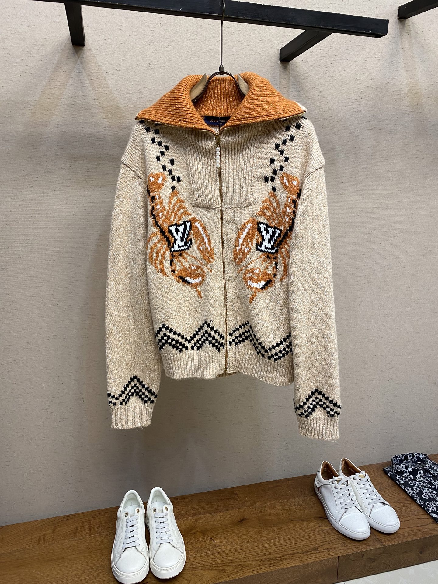 NO:521236,1V, Louis Vuitton Nigo co-branded lobster yarn wool knitted zipper jacket  Made of high-quality cotton-wool blend fabric, the texture is soft, comfortable and elastic. The fabric has been specially treated to present a delicate knitted texture and a smooth touch. The front is carefully designed with the LV logo koi pattern, which is realized through exquisite inlaying technology, and the pattern is three-dimensional and vivid. The back is embroidered with cherry blossoms and Japanese embroidery, with high-density embroidery thread, and the stitches are fine and even. The zipper is made of custom metal accessories, and each zipper head is decorated with exquisite beads. The sewing process of the whole jacket is exquisite, and all joints are reinforced by double-lines to ensure durability. The waist design is achieved through internal drawstrings, which can be adjusted freely. The neckline and cuffs are rib knitting, which is moderately elastic and not easily deformed. All patterns and decorations are strictly controlled by quality to ensure the color is firm and does not fade. Size XS-L,,louis vuitton,louis  vuitton,jackets & coats,alexander wang198609091V、路易威登 Nigo联名龙虾拼纱羊毛针织拉链外套 采用优质棉毛混纺面料制成,质地柔软舒适且富有弹性.面料经过特殊处理,呈现出细腻的针织纹理,触感顺滑.正面精心设计有LV标识的锦鲤图案,通过精湛的嵌花工艺实现,图案立体生动.背面点缀着樱花和日文字样刺绣,采用高密度绣线,针脚细密均匀.拉链选用定制金属配件,每个拉链头都饰有精致的珠饰点缀.整件外套的缝制工艺考究,所有接缝处均采用双线加固,确保耐用性.束腰设计通过内部抽绳实现,可自由调节松紧度.领口和袖口采用罗纹针织工艺,弹性适中不易变形.所有图案和装饰都经过严格的质量把控,确保色彩牢固不褪色. 尺码XS-L,,louis vuitton,louis vuitton,jackets & coats,alexander wang,Men's clothing