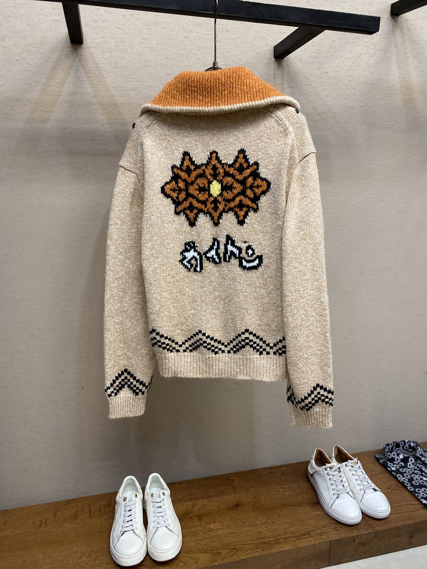 🌟🌟1V、路易威登 Nigo联名龙虾拼纱羊毛针织拉链外套采用优质棉毛混纺面料制成，质地柔软舒适且富有弹性