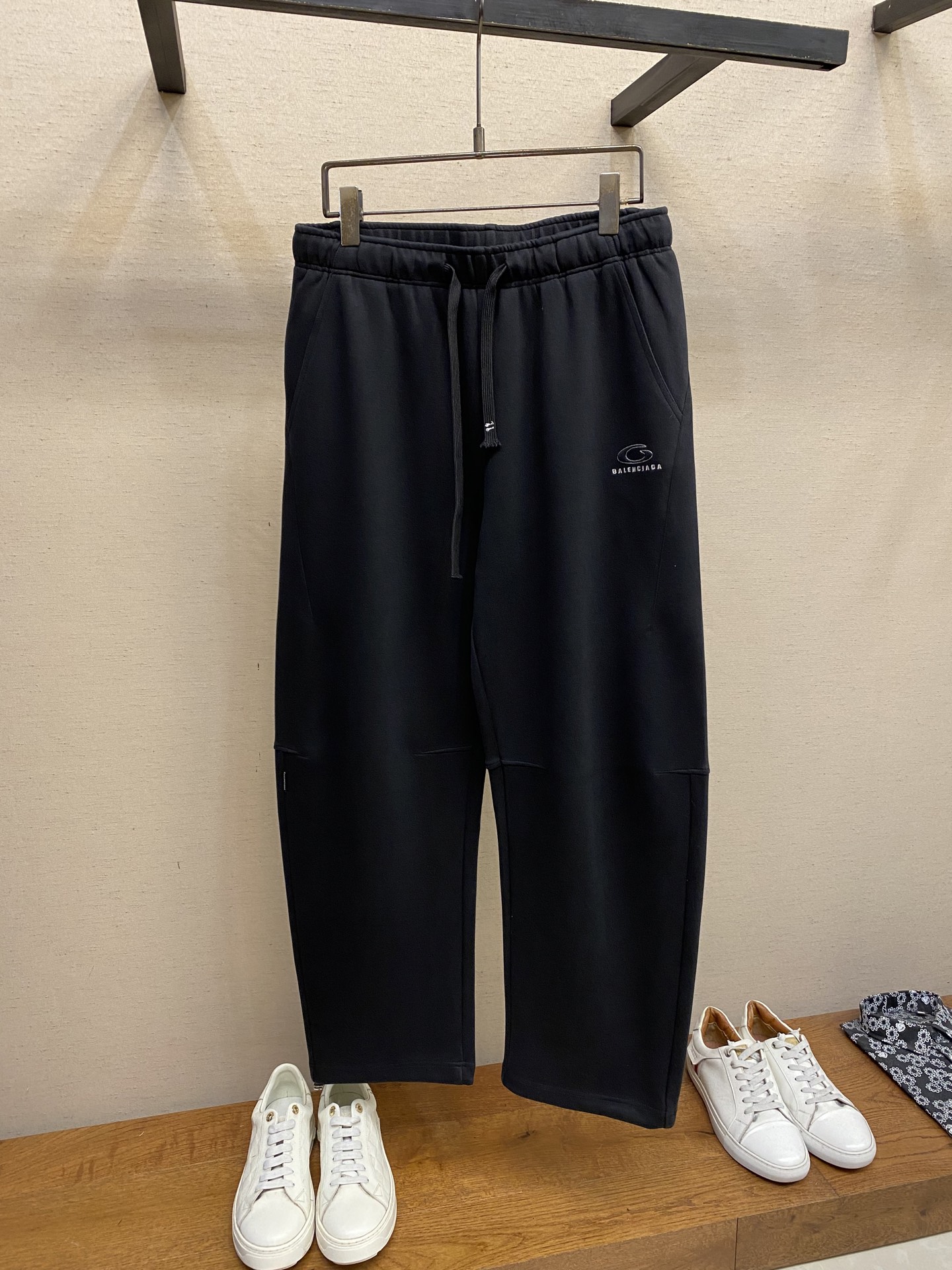 NO:521195,Balenciaga, men's casual pants, the latest top-body style is invincible!  This pants are very versatile, elastic waist, and can be worn for daily work. They are a perfect combination of fashionable and casual and outdoor sports, so whether you wear them normally or outdoors, they are your best choice. Extreme comfort and quick sweating are the most popular key points, improving the comfort of wearing and suitable for aerobics and trail running conditions. This style is a jogging casual pants with an extremely wide range of applications, allowing you to naturally maintain a love for sports in summer, or you can wear them in casual life. Size M-3xl, balenciaga, alexander wang19860909Balenciaga、男士休闲裤 最新款上身版型无敌正！ 绝对可以闭眼收的一款 此款裤子非常百搭,弹力腰围,日常上班 户外运动都可以穿着,是时尚休闲与户外运动的完美结合,所以无论您平时穿或者户外穿都是您的最佳选择. 极致舒适和快速排汗是备受青睐的重点,提升穿着舒适度,适合有氧运动和越野跑条件下穿着,此款是一件适用范围极其广泛的跑步休闲裤,让你在夏天自然可以保持对运动热爱,也可以在休闲生活中穿着 尺码M-3xl,,balenciaga,alexander wang,Men's clothing