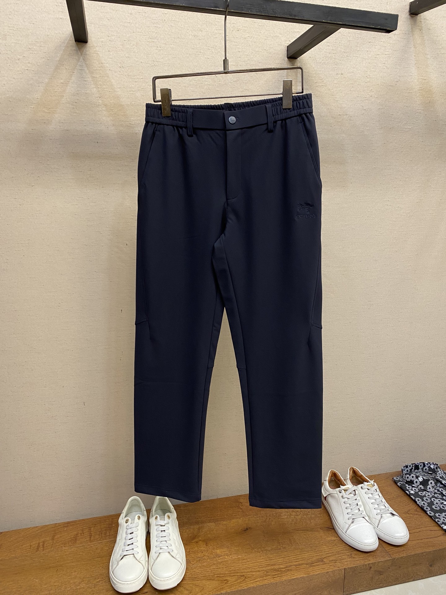 NO:521199,Arctery, men's casual pants, the latest top-body style is invincible!  This pants are very versatile, elastic waist, and can be worn for daily work. They are the perfect combination of fashionable and leisure and outdoor sports, so whether you wear them normally or outdoors, they are your best choice. Extreme comfort and quick sweating are the most popular key points, improving the comfort of wearing and suitable for aerobics and trail running conditions. This style is a running casual pants with an extremely wide range of applications, allowing you to naturally maintain a love for sports in summer, or you can wear them in casual life. Size M-3xl, alexander wang19860909Arctery,男士休闲裤 最新款上身版型无敌正！ 绝对可以闭眼收的一款 此款裤子非常百搭,弹力腰围,日常上班 户外运动都可以穿着,是时尚休闲与户外运动的完美结合,所以无论您平时穿或者户外穿都是您的最佳选择. 极致舒适和快速排汗是备受青睐的重点,提升穿着舒适度,适合有氧运动和越野跑条件下穿着,此款是一件适用范围极其广泛的跑步休闲裤,让你在夏天自然可以保持对运动热爱,也可以在休闲生活中穿着 尺码M-3xl,,alexander wang,Men's clothing
