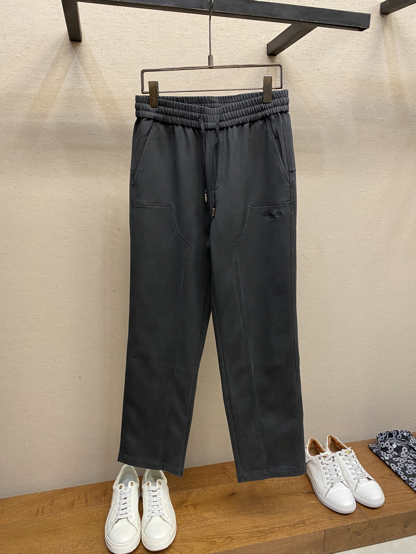 🌟🌟Dior，男士休闲裤👍 最新款上身版型无敌正！绝对可以闭眼收的一款此款裤子非常百搭，弹力腰围,日常上