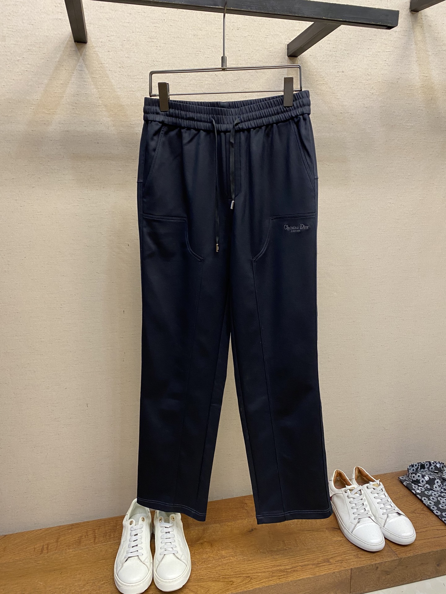 NO:521201,Dior, men's casual pants, the latest top-body style is invincible!  This pants are very versatile, elastic waist, and can be worn for daily work. They are a perfect combination of fashionable and leisure and outdoor sports, so whether you wear them normally or outdoors, they are your best choice. Extreme comfort and quick sweating are the most popular key points, improving the comfort of wearing and suitable for aerobics and trail running conditions. This style is a jogging casual pants with an extremely wide range of applications, allowing you to naturally maintain a love for sports in summer, or you can wear them in casual life. Size M-3xl, dior, alexander wang19860909Dior,男士休闲裤 最新款上身版型无敌正！ 绝对可以闭眼收的一款 此款裤子非常百搭,弹力腰围,日常上班 户外运动都可以穿着,是时尚休闲与户外运动的完美结合,所以无论您平时穿或者户外穿都是您的最佳选择. 极致舒适和快速排汗是备受青睐的重点,提升穿着舒适度,适合有氧运动和越野跑条件下穿着,此款是一件适用范围极其广泛的跑步休闲裤,让你在夏天自然可以保持对运动热爱,也可以在休闲生活中穿着 尺码M-3xl,,dior,alexander wang,Men's clothing