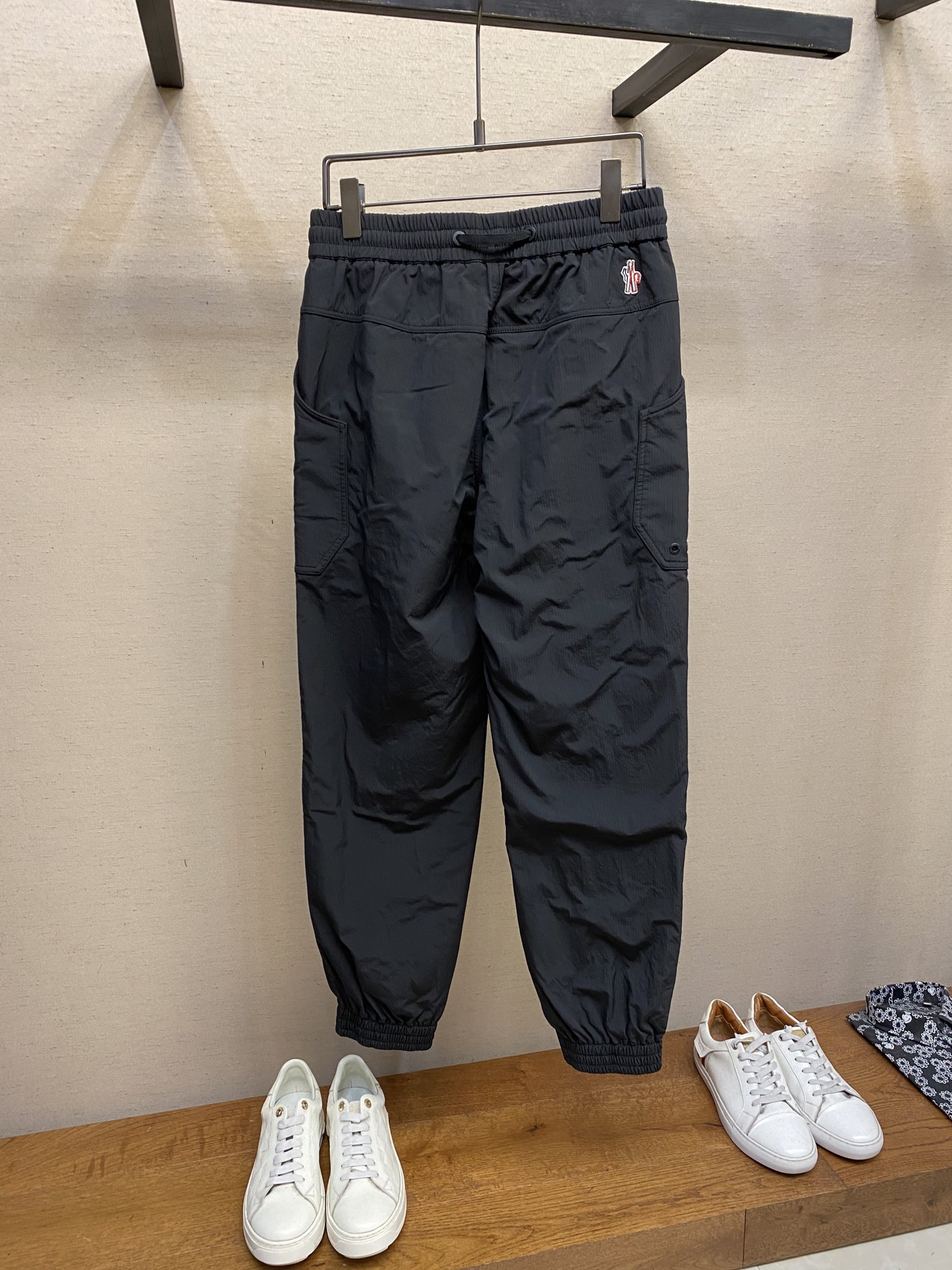 🌟🌟Moncler，男士休闲裤👍 最新款上身版型无敌正！绝对可以闭眼收的一款此款裤子非常百搭，弹力腰围,