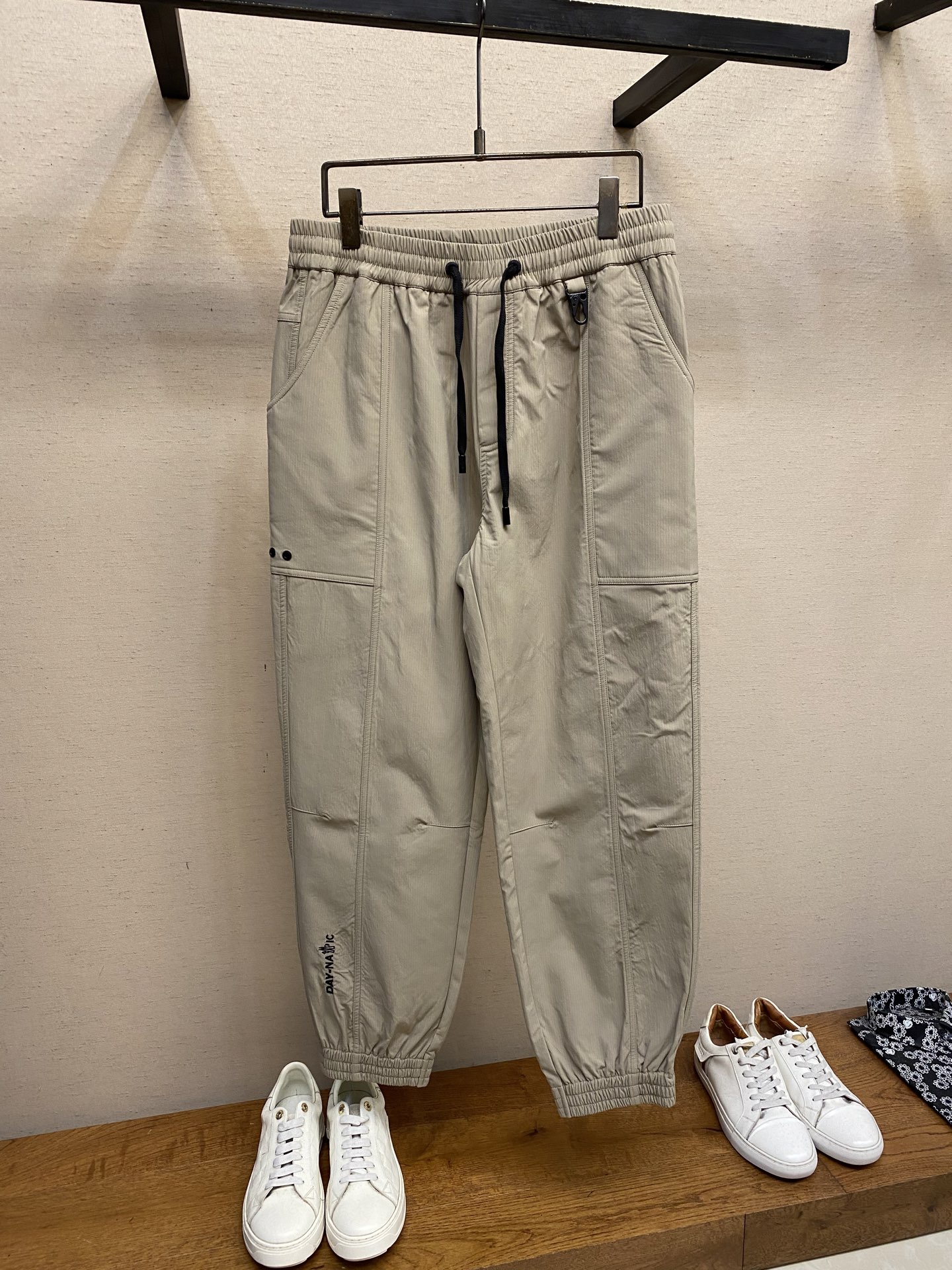 NO:521212,Moncler, men's casual pants, the latest top-body style is invincible!  This pants are very versatile, elastic waist, and can be worn for daily work. They are the perfect combination of fashionable and leisure and outdoor sports, so whether you wear them normally or outdoors, they are your best choice. Extreme comfort and quick sweating are the most popular key points, improving the comfort of wearing and suitable for aerobics and trail running conditions. This style is a running casual pants with an extremely wide range of applications, allowing you to naturally maintain a love for sports in summer, or you can wear them in casual life. Size M-3xl, alexander wang19860909Moncler,男士休闲裤 最新款上身版型无敌正！ 绝对可以闭眼收的一款 此款裤子非常百搭,弹力腰围,日常上班 户外运动都可以穿着,是时尚休闲与户外运动的完美结合,所以无论您平时穿或者户外穿都是您的最佳选择. 极致舒适和快速排汗是备受青睐的重点,提升穿着舒适度,适合有氧运动和越野跑条件下穿着,此款是一件适用范围极其广泛的跑步休闲裤,让你在夏天自然可以保持对运动热爱,也可以在休闲生活中穿着 尺码M-3xl,,alexander wang,Men's clothing
