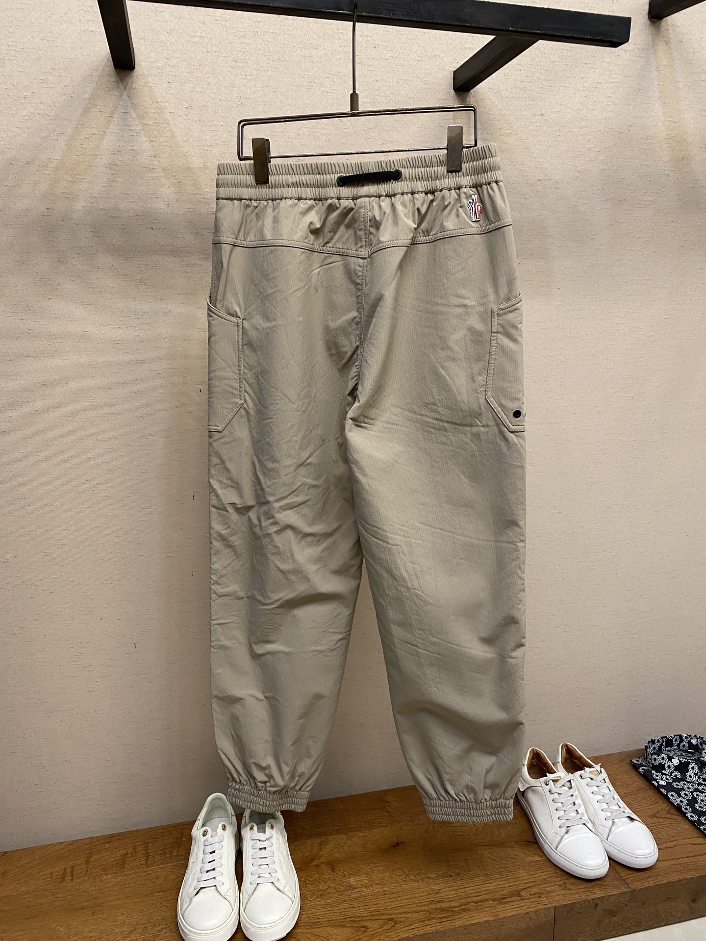 🌟🌟Moncler，男士休闲裤👍 最新款上身版型无敌正！绝对可以闭眼收的一款此款裤子非常百搭，弹力腰围,