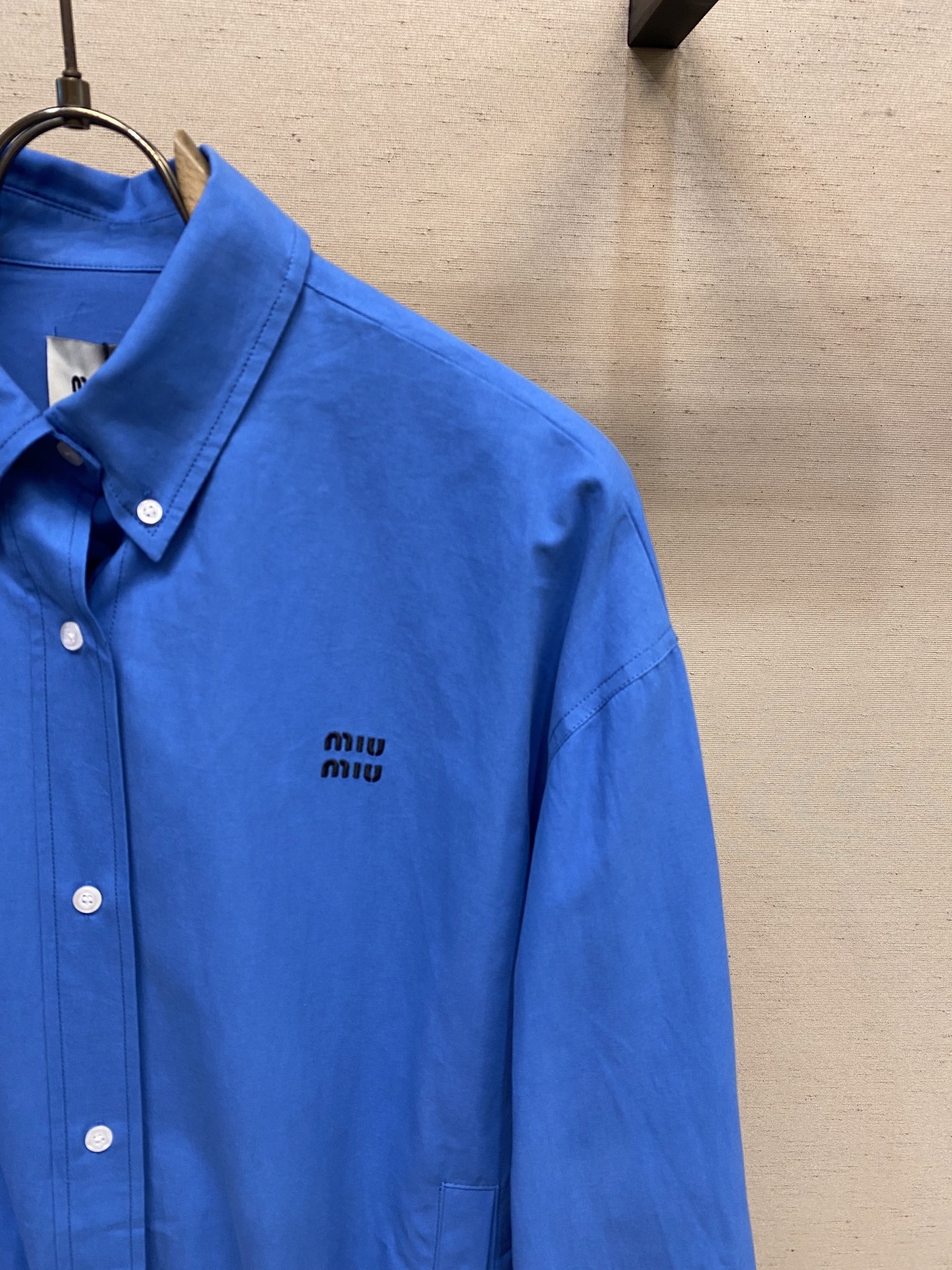 🌟🌟Miu Miu 25SS府绸质感束腰夹克，正品20300购入开发，定染平纹精梳棉布，进口刺绣布匹洗水