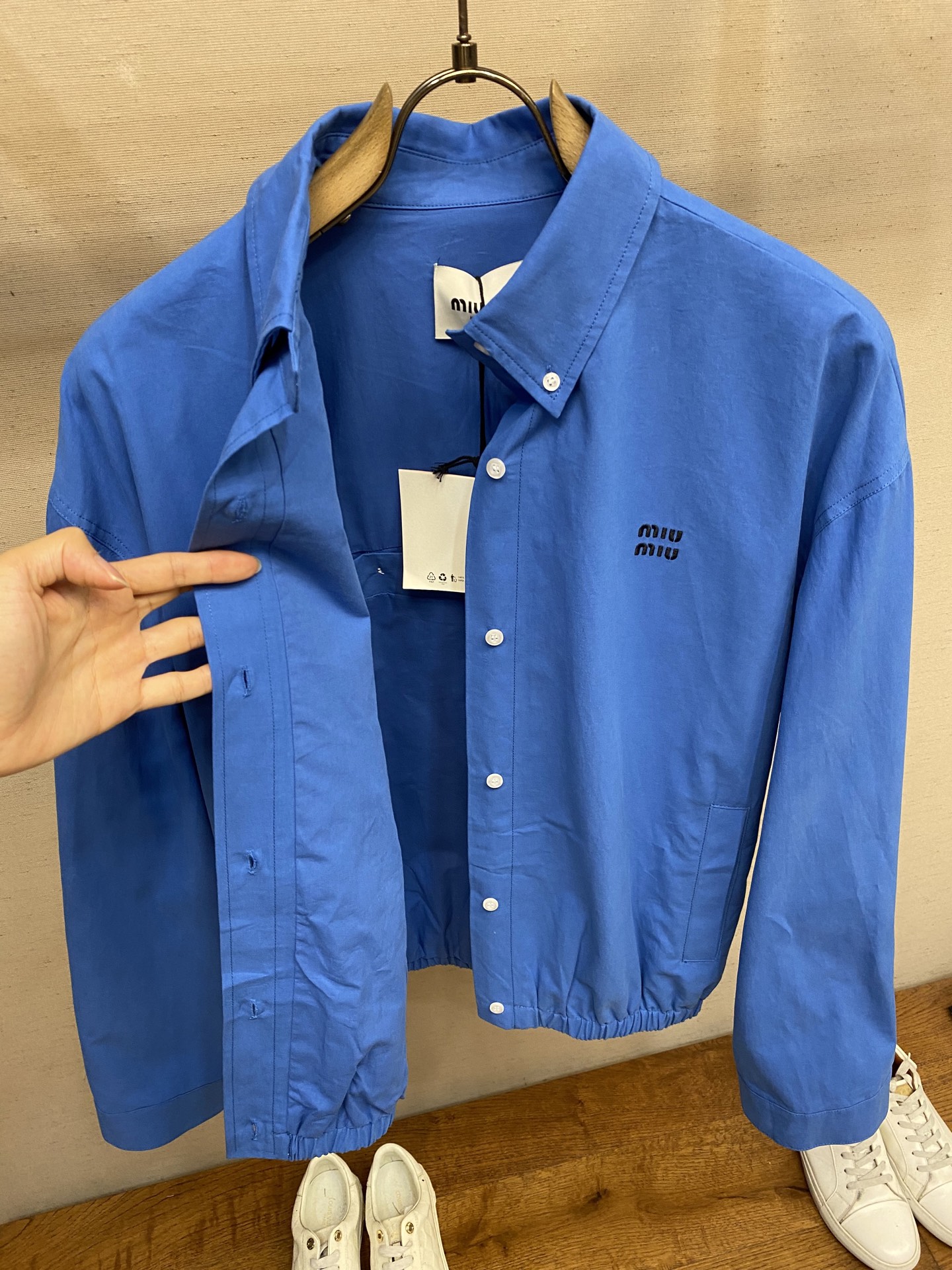🌟🌟Miu Miu 25SS府绸质感束腰夹克，正品20300购入开发，定染平纹精梳棉布，进口刺绣布匹洗水