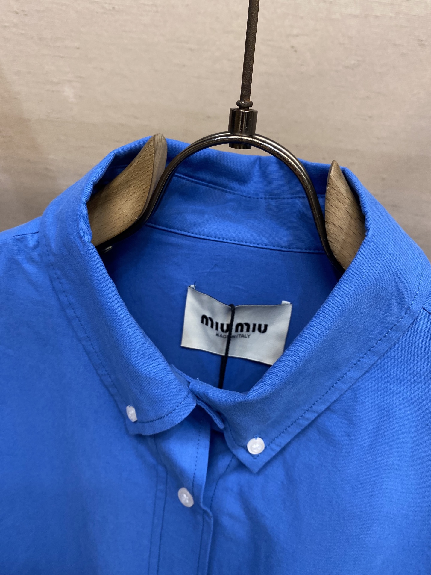 🌟🌟Miu Miu 25SS府绸质感束腰夹克，正品20300购入开发，定染平纹精梳棉布，进口刺绣布匹洗水