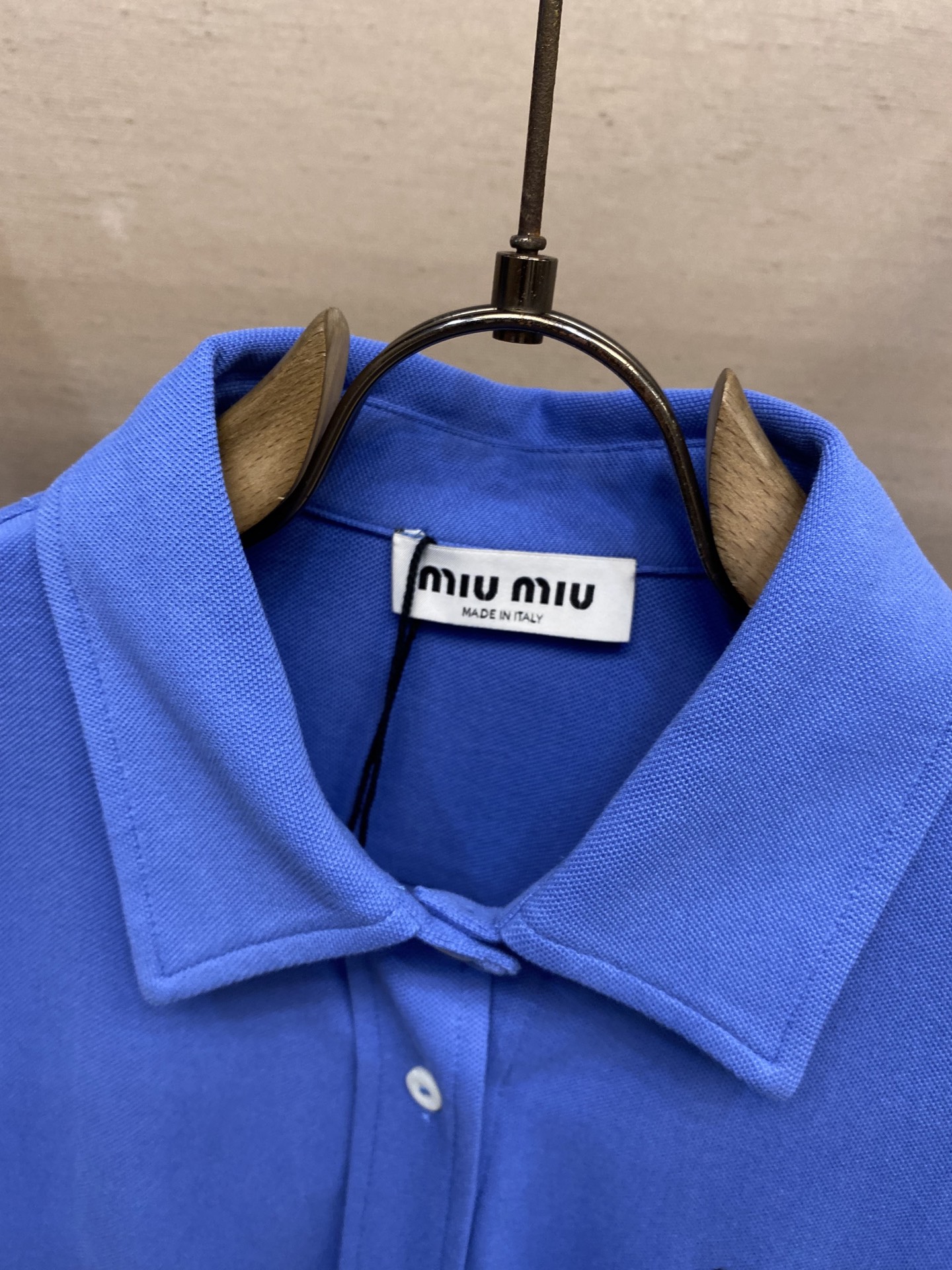 🌟🌟Miu Miu 25SS棉质珠地衬衫，正品14200购入开发，定染双股珠地210克，进口刺绣，面料酵