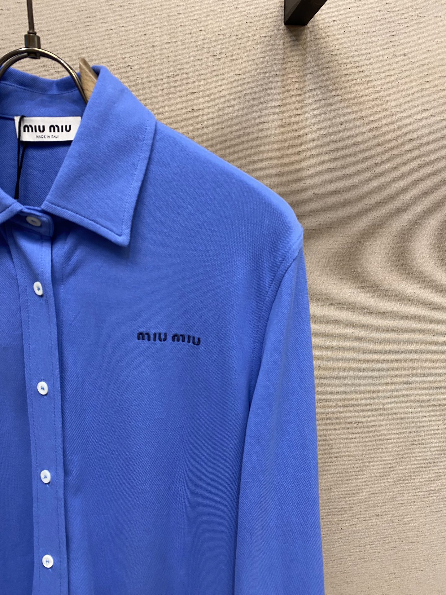 🌟🌟Miu Miu 25SS棉质珠地衬衫，正品14200购入开发，定染双股珠地210克，进口刺绣，面料酵