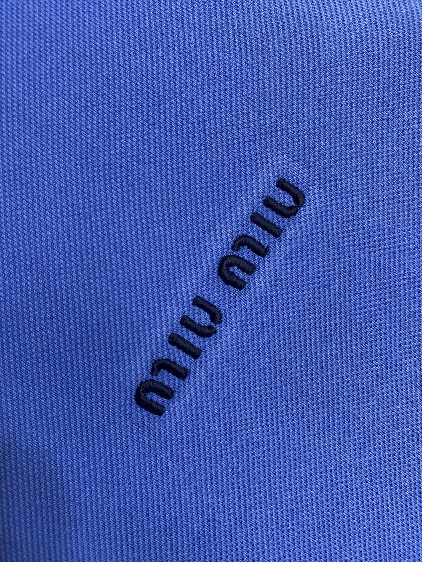 🌟🌟Miu Miu 25SS棉质珠地衬衫，正品14200购入开发，定染双股珠地210克，进口刺绣，面料酵