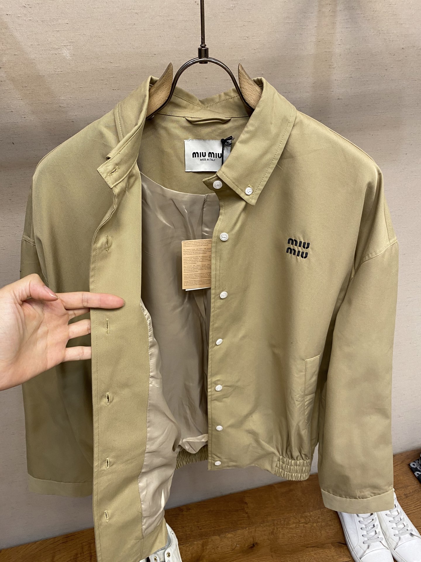 🌟🌟Miu Miu 纯色单排扣长袖夹克外套，正品19534购入开发，定制定染高密度斜纹棉质布，人丝里布，