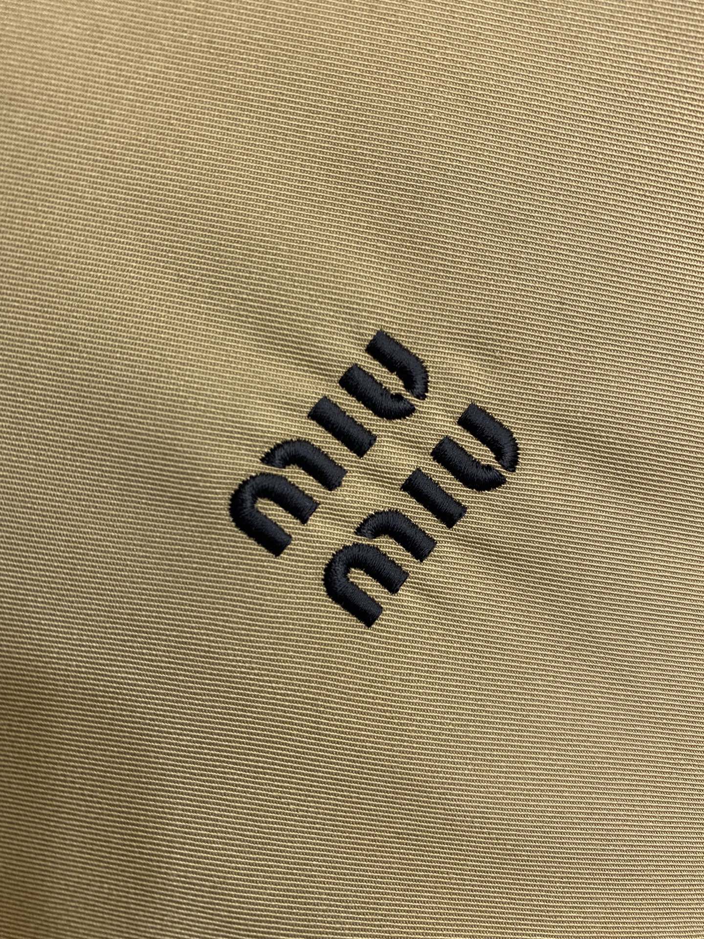 🌟🌟Miu Miu 纯色单排扣长袖夹克外套，正品19534购入开发，定制定染高密度斜纹棉质布，人丝里布，