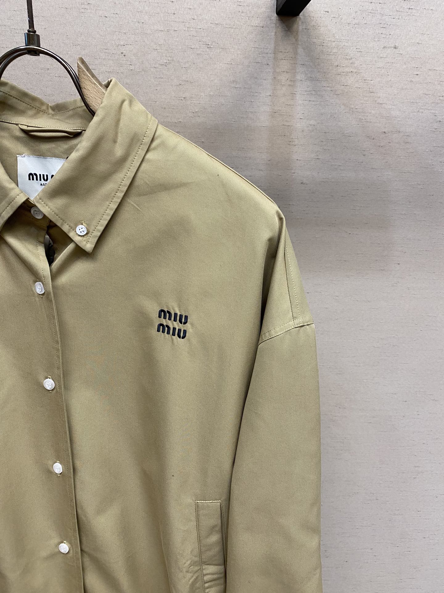 🌟🌟Miu Miu 纯色单排扣长袖夹克外套，正品19534购入开发，定制定染高密度斜纹棉质布，人丝里布，