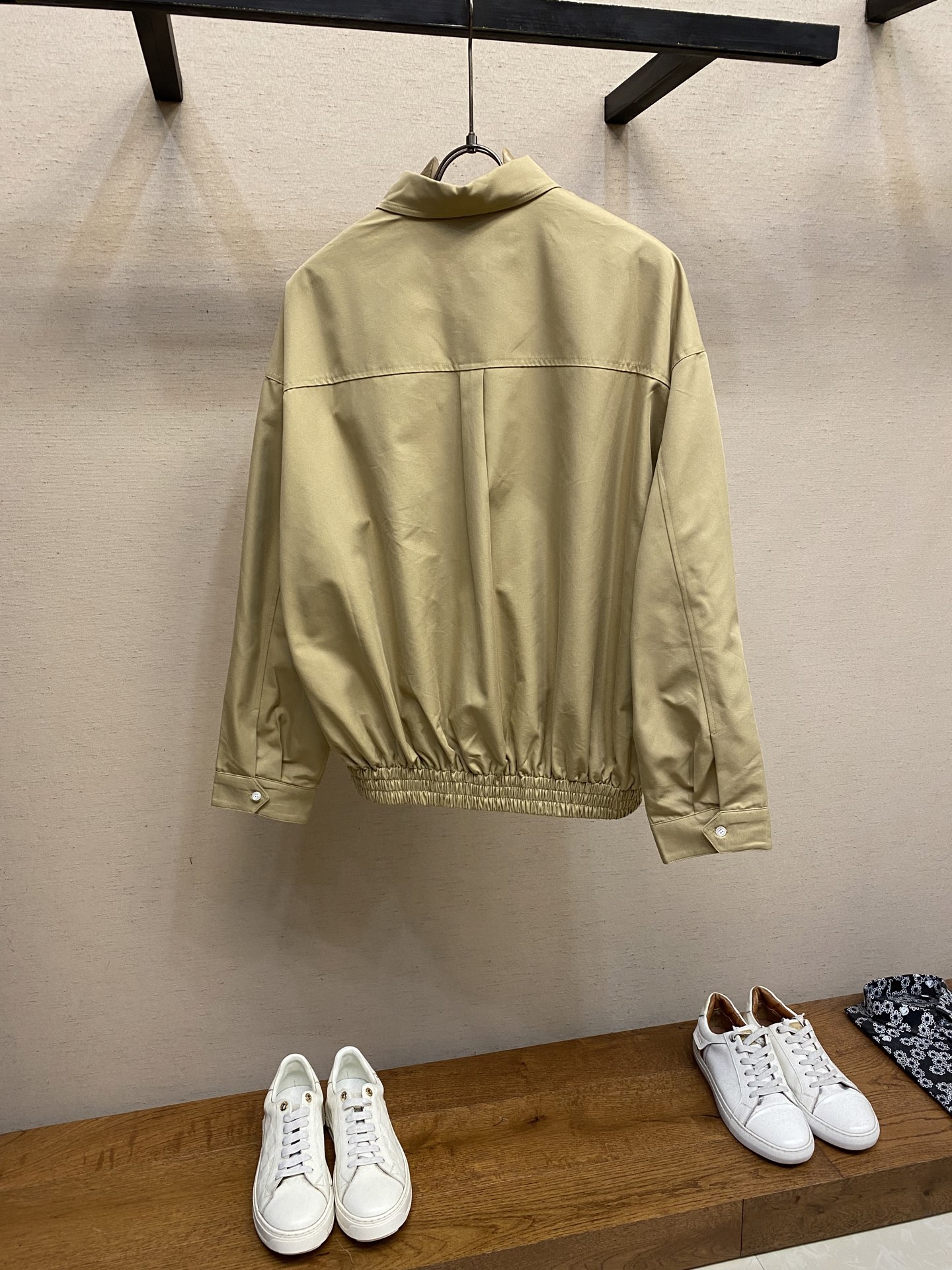 🌟🌟Miu Miu 纯色单排扣长袖夹克外套，正品19534购入开发，定制定染高密度斜纹棉质布，人丝里布，