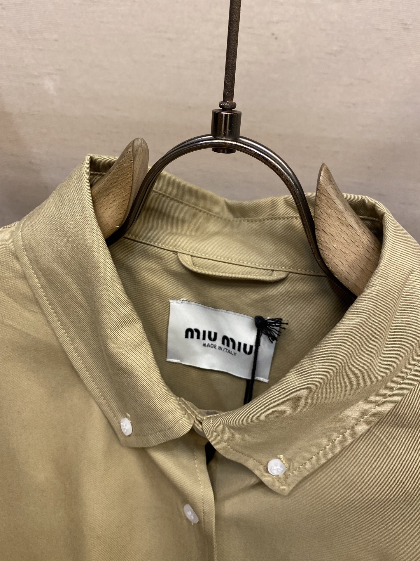 🌟🌟Miu Miu 纯色单排扣长袖夹克外套，正品19534购入开发，定制定染高密度斜纹棉质布，人丝里布，