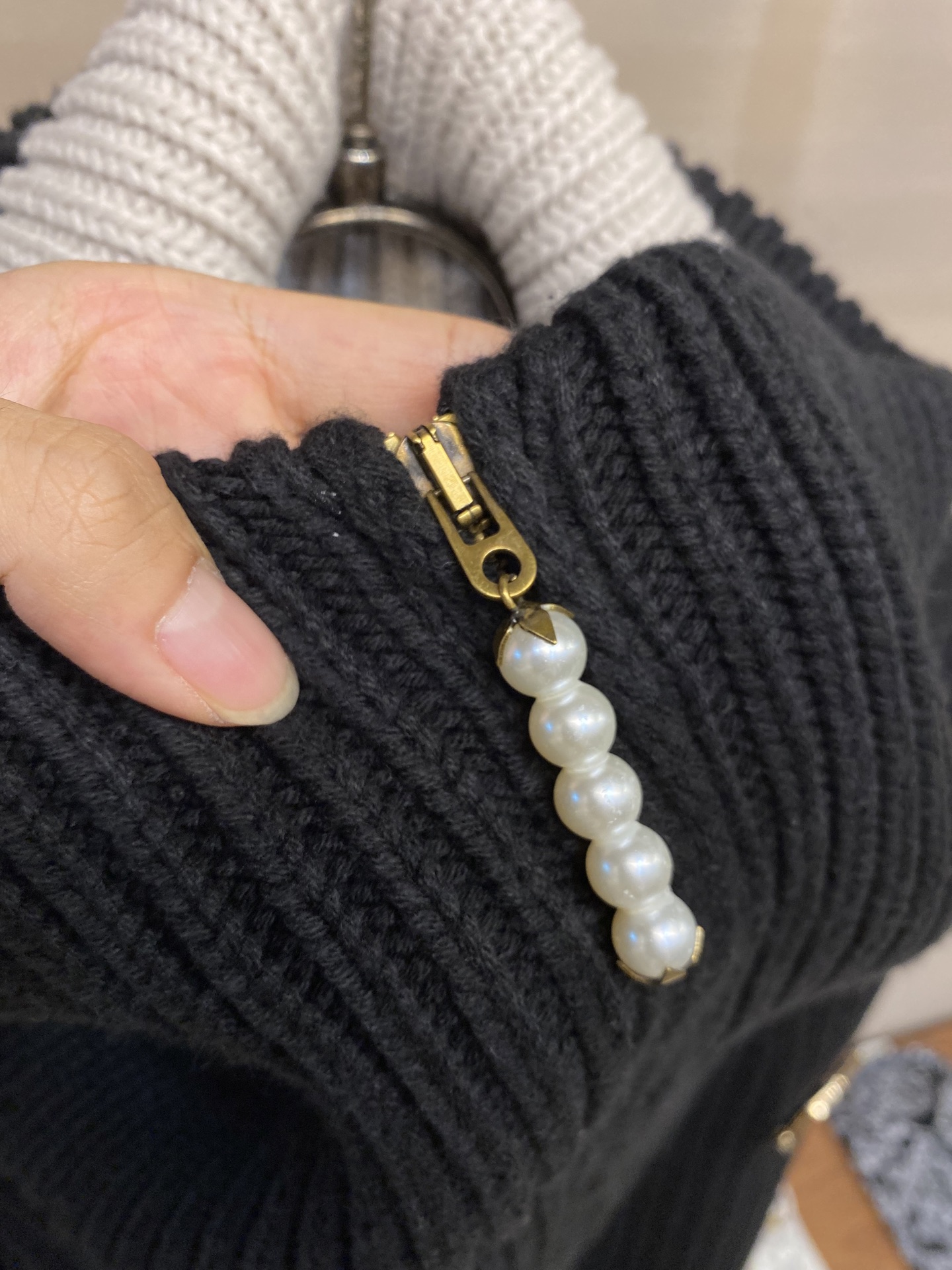 🌟🌟1V，绵羊毛混纺半拉链套头衫，正品25100购入，羊毛混纺睛毛料，采用日本进口2.5针织机毛料酵洗，