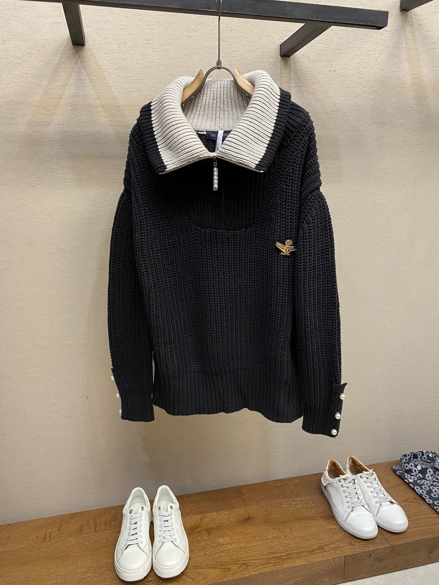 NO:522451,1V, wool blended semi-zipper pullover, genuine 25100 purchase, wool blended eye wool, using 2.5 knitting machine imported from Japan, wool fermentation, hand-covered seams, customized 11 pearl zipper, customized 11 hardware, customized 11 hand-sewn buckle, customized 11 trademark, loose version Size S-XL,,alexander wang198609091V,绵羊毛混纺半拉链套头衫,正品25100购入,羊毛混纺睛毛料,采用日本进口2.5针织机 毛料酵洗,手工包缝,定制11珍珠拉链,定制11五金,定制11手缝扣,定制11商标、宽松版型 尺码S-XL,,alexander wang,Men's clothing
