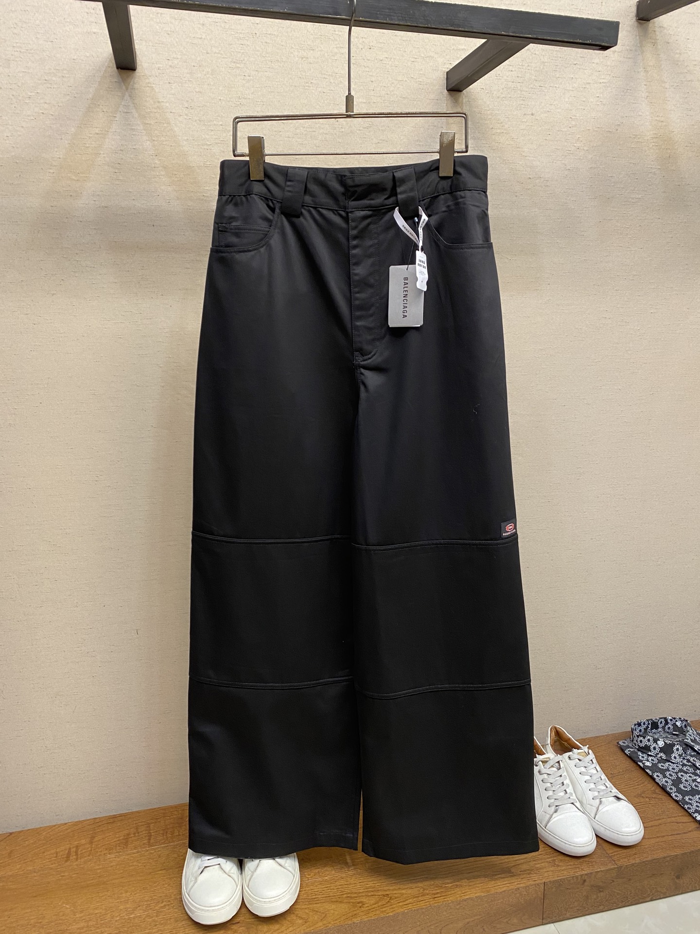 NO:523535,Balenciaga, cotton twill work pants, genuine 9000 purchased and developed, customized 60 cotton twill 300g fabric, TR pocket cloth, hand-covered seams, high temperature pre-shrinkage, customized 11 buttons, customized 11 zippers, customized 11 trademarks, loose version Size XS-L,,balenciaga,alexander wang19860909Balenciaga,棉质斜纹工装裤,正品9000购入开发,定制60支全棉斜纹300克面料,TR口袋布,手边包缝,高温预缩,定制11纽扣,定制11拉链,定制11商标,宽松版型 尺码XS-L,,balenciaga,alexander wang,Men's clothing