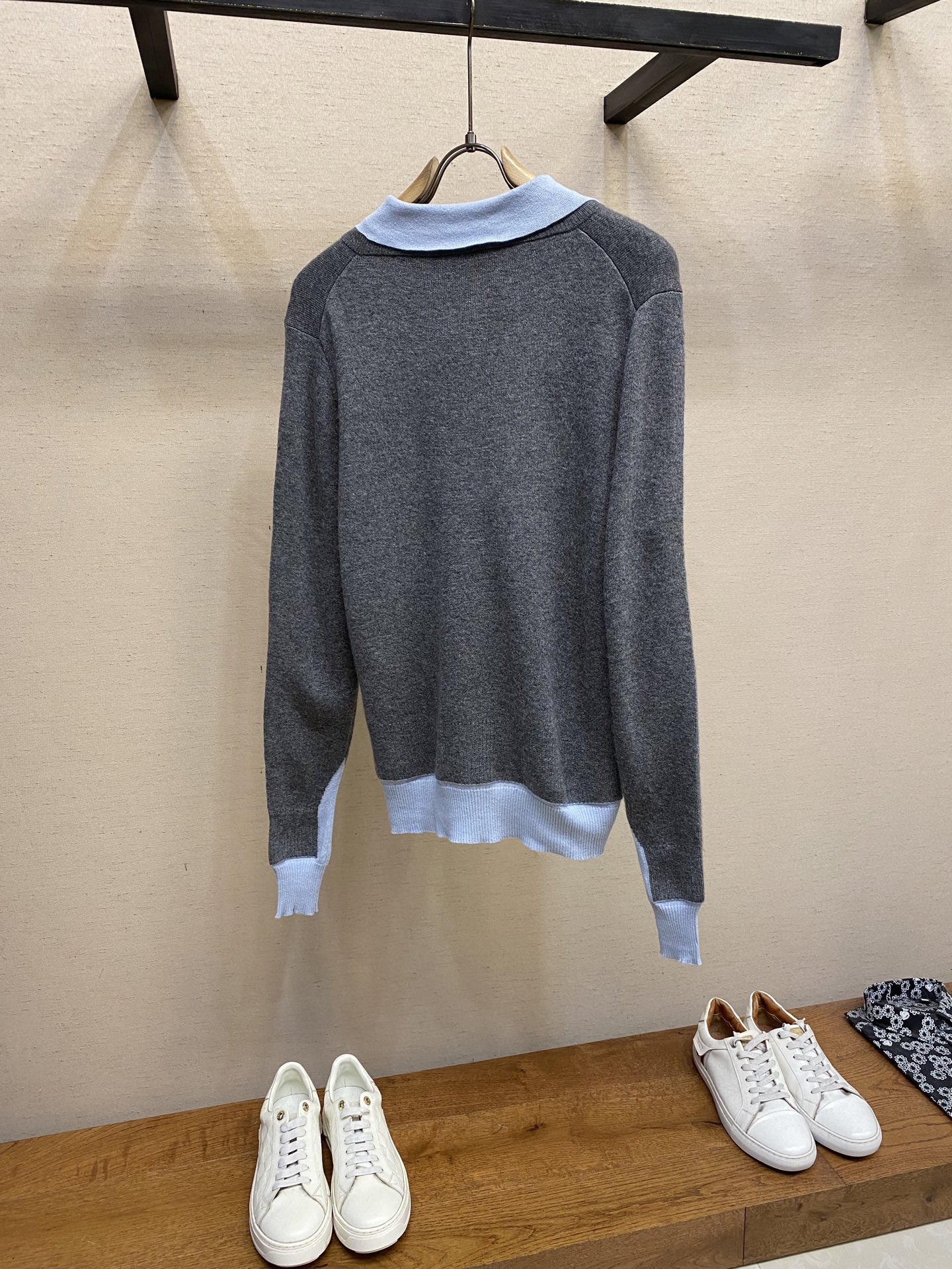 🌟🌟Miu Miu 25SS羊绒与羊毛混纺POLO衫，正品20800购入开发，定染羊羔绒混纺毛料，采用德