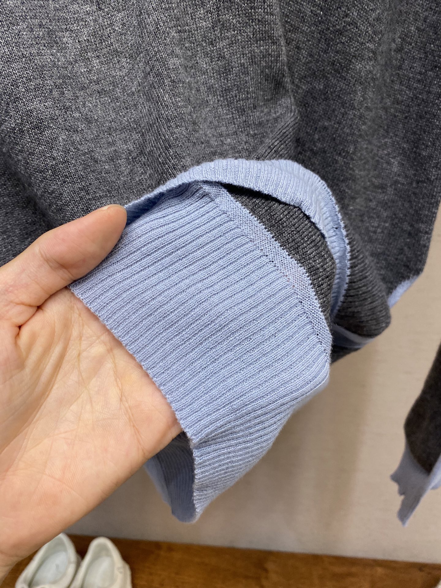 🌟🌟Miu Miu 25SS羊绒与羊毛混纺POLO衫，正品20800购入开发，定染羊羔绒混纺毛料，采用德