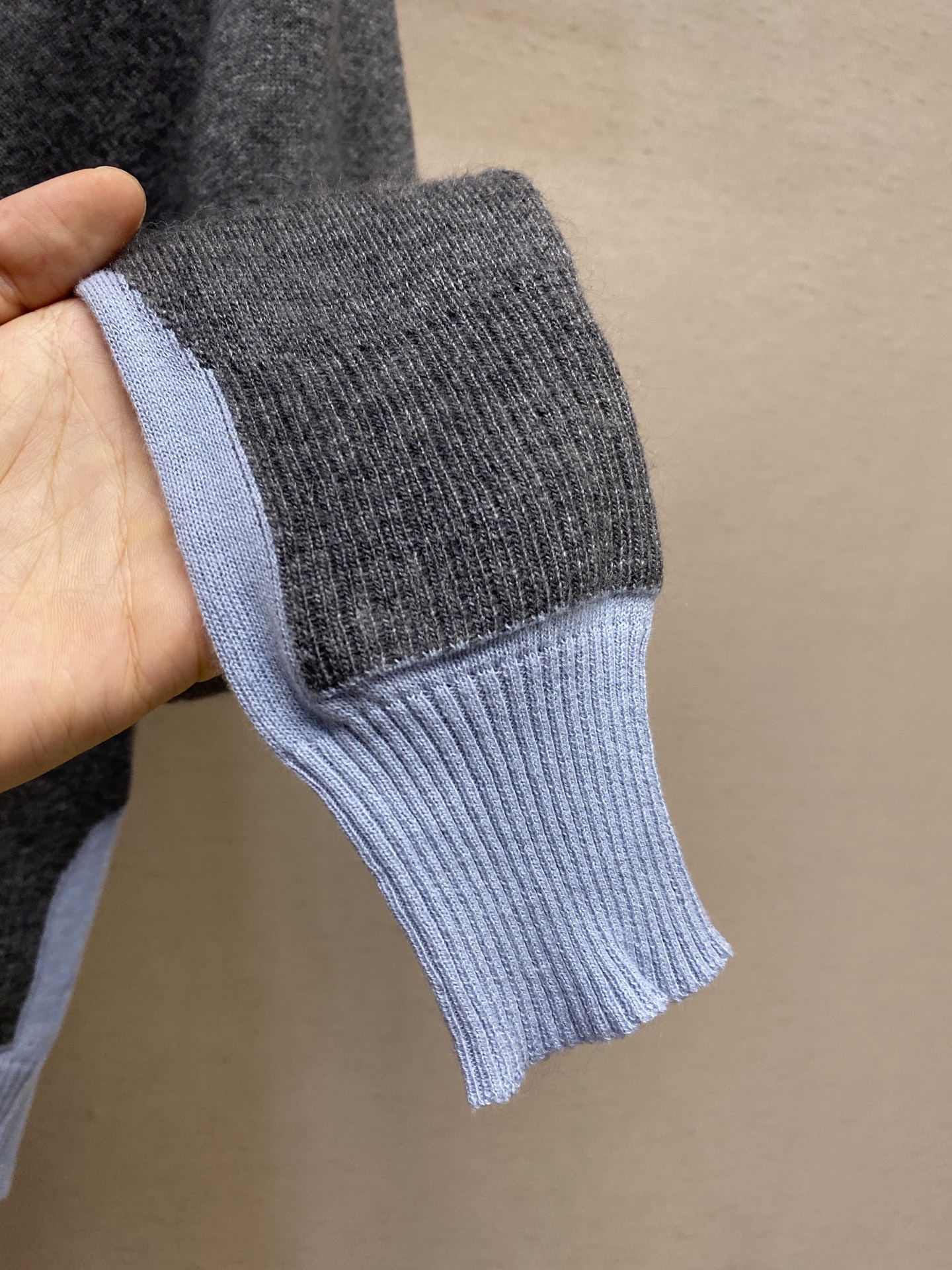 🌟🌟Miu Miu 25SS羊绒与羊毛混纺POLO衫，正品20800购入开发，定染羊羔绒混纺毛料，采用德