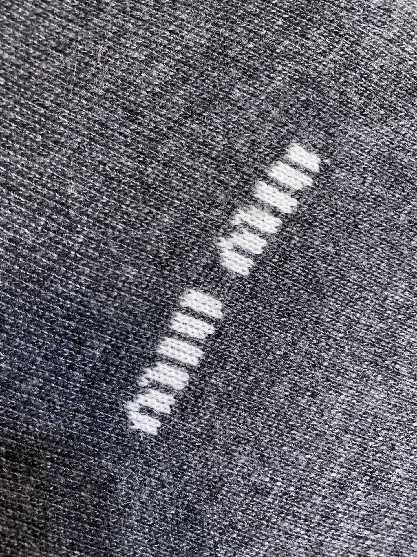 🌟🌟Miu Miu 25SS羊绒与羊毛混纺POLO衫，正品20800购入开发，定染羊羔绒混纺毛料，采用德