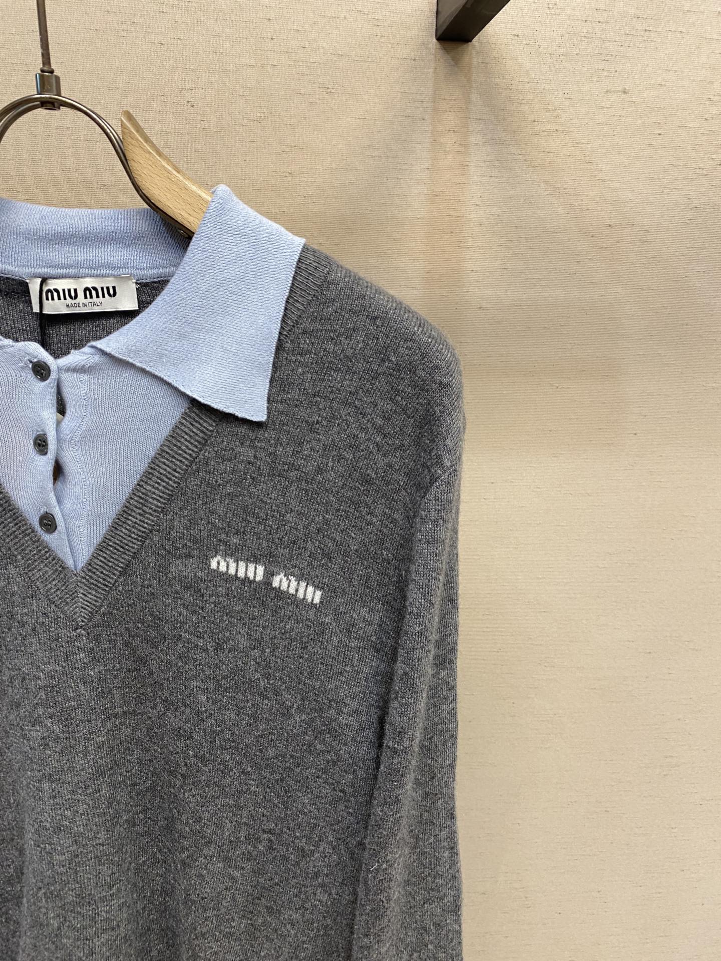🌟🌟Miu Miu 25SS羊绒与羊毛混纺POLO衫，正品20800购入开发，定染羊羔绒混纺毛料，采用德