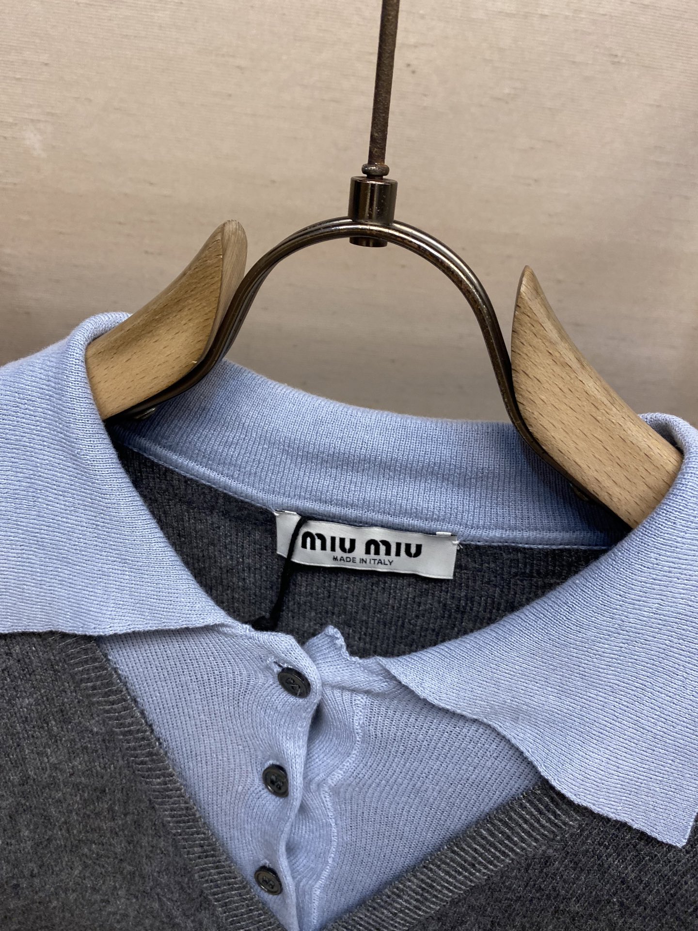 🌟🌟Miu Miu 25SS羊绒与羊毛混纺POLO衫，正品20800购入开发，定染羊羔绒混纺毛料，采用德
