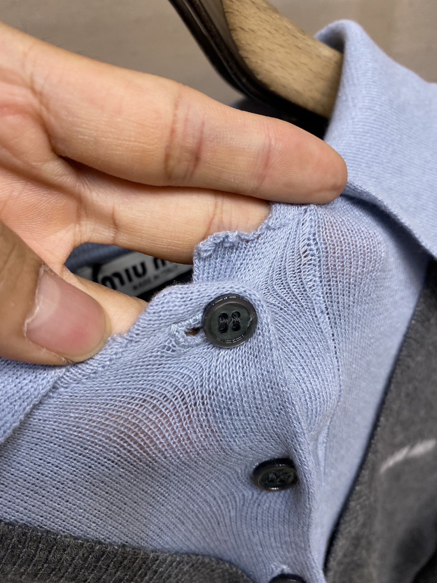 🌟🌟Miu Miu 25SS羊绒与羊毛混纺POLO衫，正品20800购入开发，定染羊羔绒混纺毛料，采用德