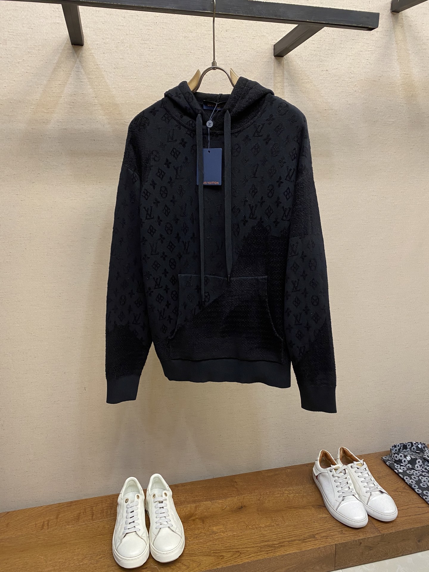 NO:523538,1V, jacquard hooded long-sleeved sweatshirt, genuine 14999 purchased and developed, 60 high-quality fine cotton yarn, 18 human cotton centipede pine yarn, using Japanese imported machine (Muratec) 14 knitting machine, wool jacquard, wool wash, custom 11 trademark, loose version Size S-XL, hoodie, sweatshirts, hats, alexander wang198609091V、提花连帽长袖卫衣,正品14999购入开发,60支高品精疏棉纱,18支人棉蜈蚣松纱,采用日本进口机（Muratec）14针织机,毛料提花,毛料洗水,定制11商标,宽松版型 尺码S-XL,,hoodie,sweatshirts,hats,alexander wang,Men's clothing