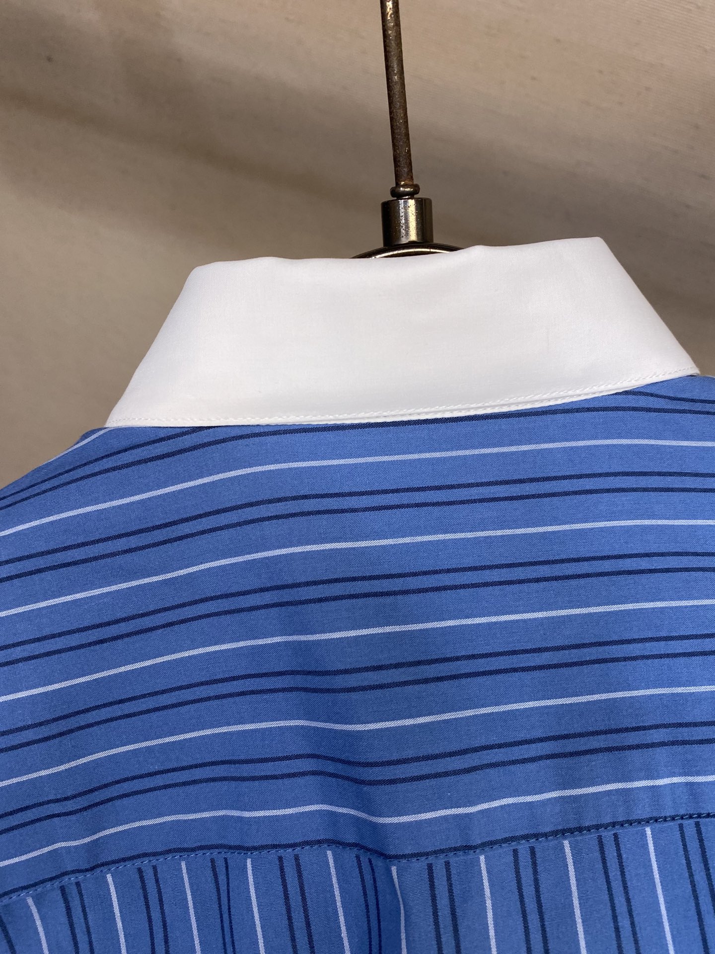 🌟🌟Loewe，条纹拼色条纹单排尖领长袖衬衫正品3999购入，定制100支100%全棉条纹布，定位裁床，