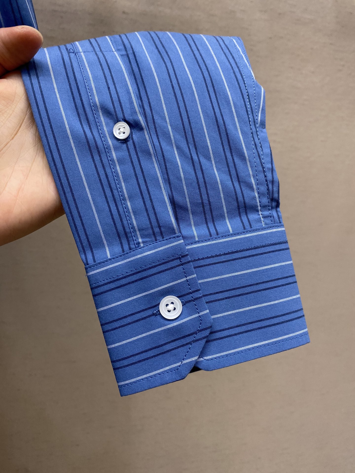 🌟🌟Loewe，条纹拼色条纹单排尖领长袖衬衫正品3999购入，定制100支100%全棉条纹布，定位裁床，