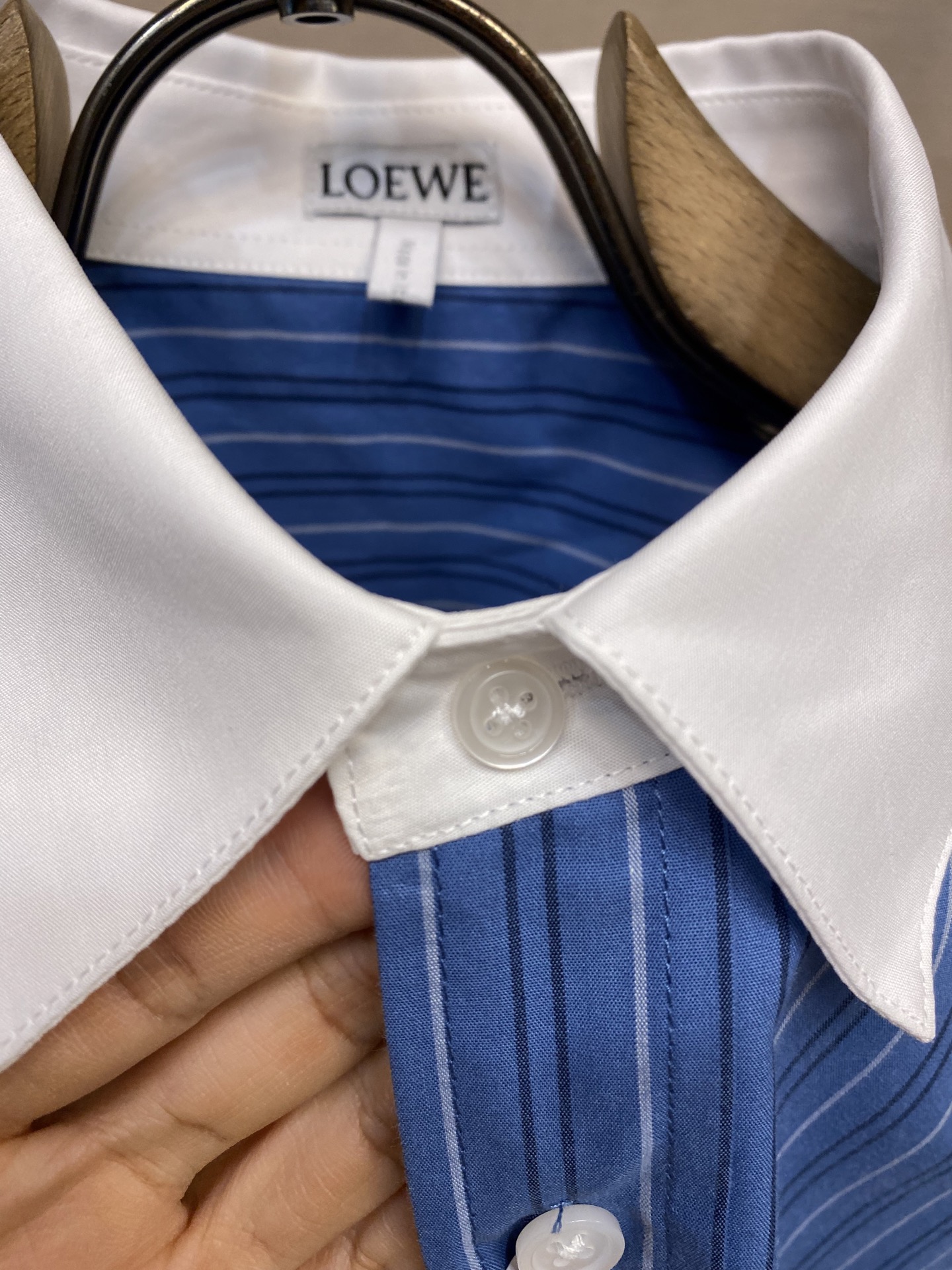 🌟🌟Loewe，条纹拼色条纹单排尖领长袖衬衫正品3999购入，定制100支100%全棉条纹布，定位裁床，
