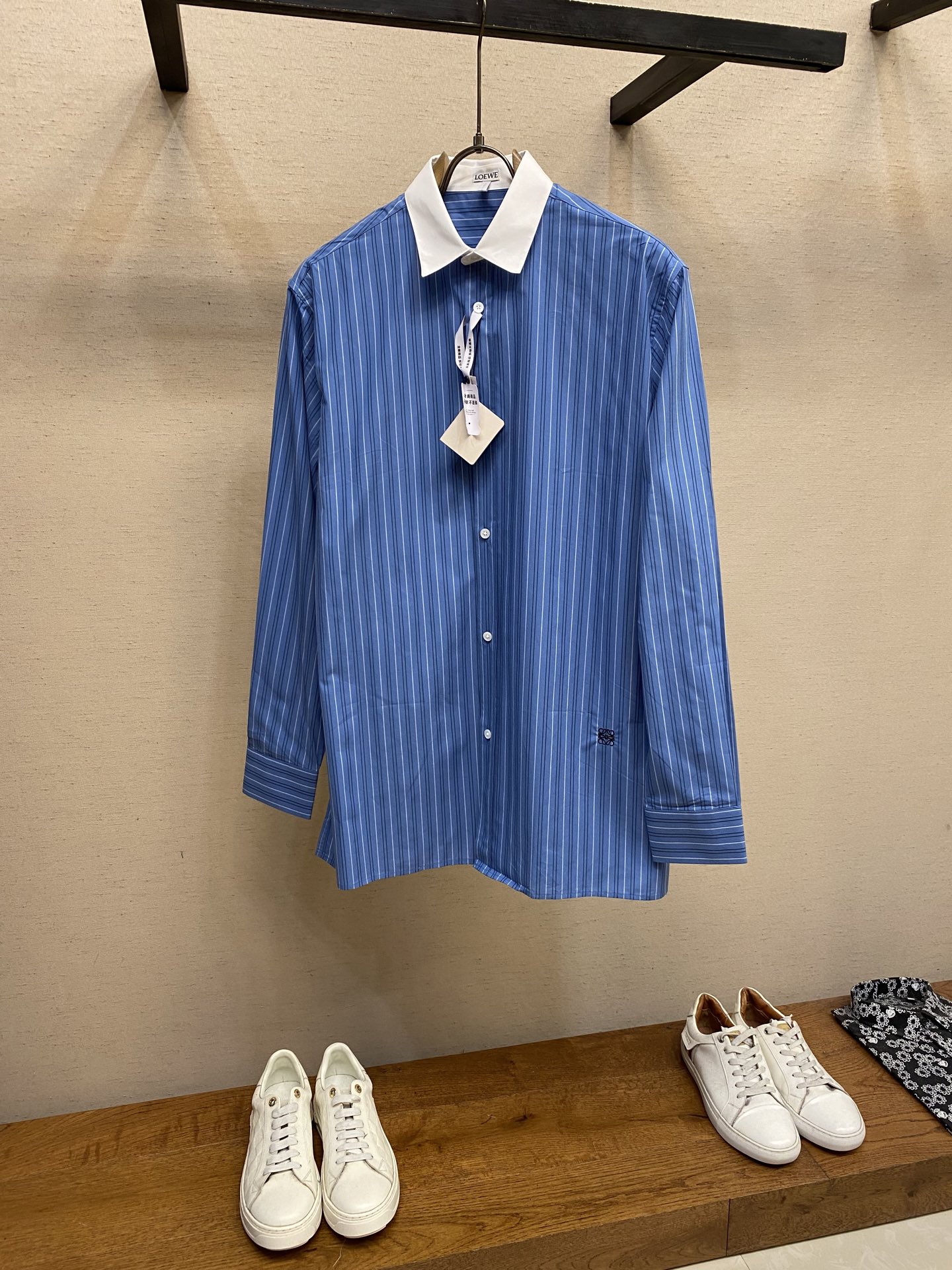 NO:523536,Loewe, striped color block striped single-row pointed collar long-sleeved shirt genuine 3999 purchase, customized 100 full cotton striped cloth, positioning cut bed, imported embroidery, customized 11 shell buttons, customized 11 trademark, loose version Size 37, 38, 39, 40,,loewe,shirts,alexander wang19860909Loewe,条纹拼色条纹单排尖领长袖衬衫正品3999购入,定制100支全棉条纹布,定位裁床,进口刺绣,定制11贝壳纽扣,定制11商标,宽松版型 尺码37,38,39,40,,loewe,shirts,alexander wang,Men's clothing