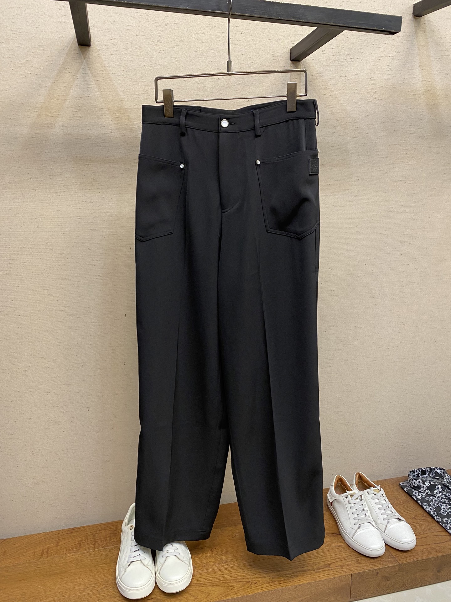 NO:532193,1V, casual work trousers, genuine 12,900 purchase, custom twill wool blend 350g, machine-made hardware, hand-made seam Custom 11 zipper, custom 11 leather label, custom 11 hardware, custom 11 trademark, loose version Size S-XL,,alexander wang198609091V,休闲工装长裤,正品12900购入,定制斜纹美利如羊毛混纺350克,机打五金,手工包缝 定制11拉链,定制11皮标,定制11五金,定制11商标,宽松版型 尺码S-XL,,alexander wang,Men's clothing