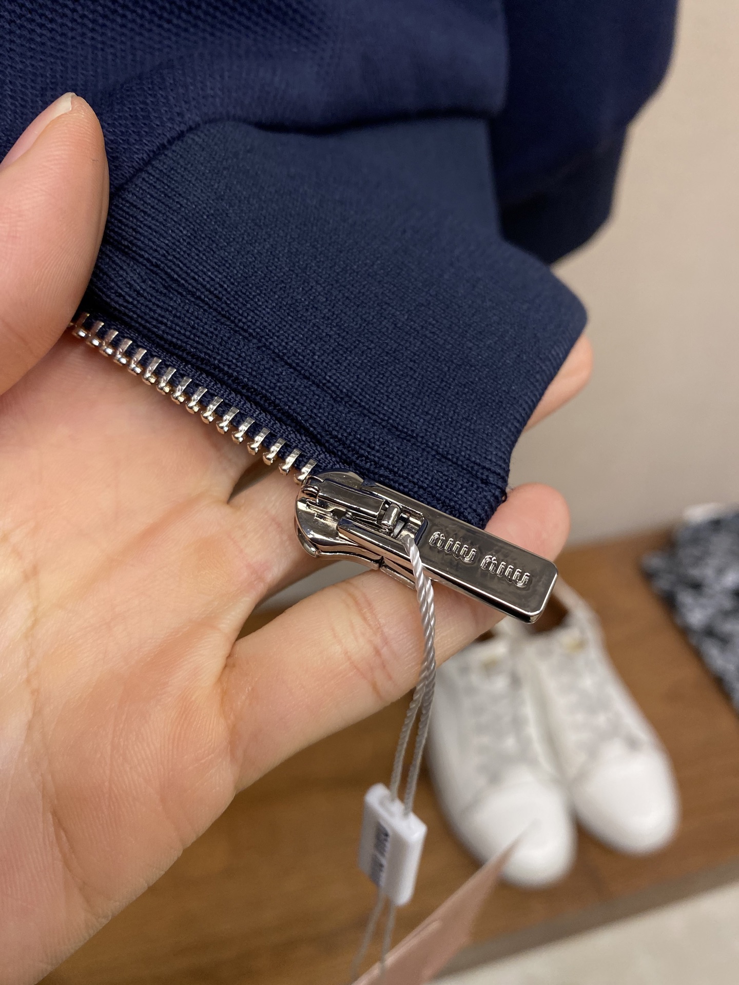 🌟🌟Miu Miu 刺绣珠地布夹克面料选择：通过热熔胶膜工艺，将珠地布与科技针织面料永久性的黏合在一起，