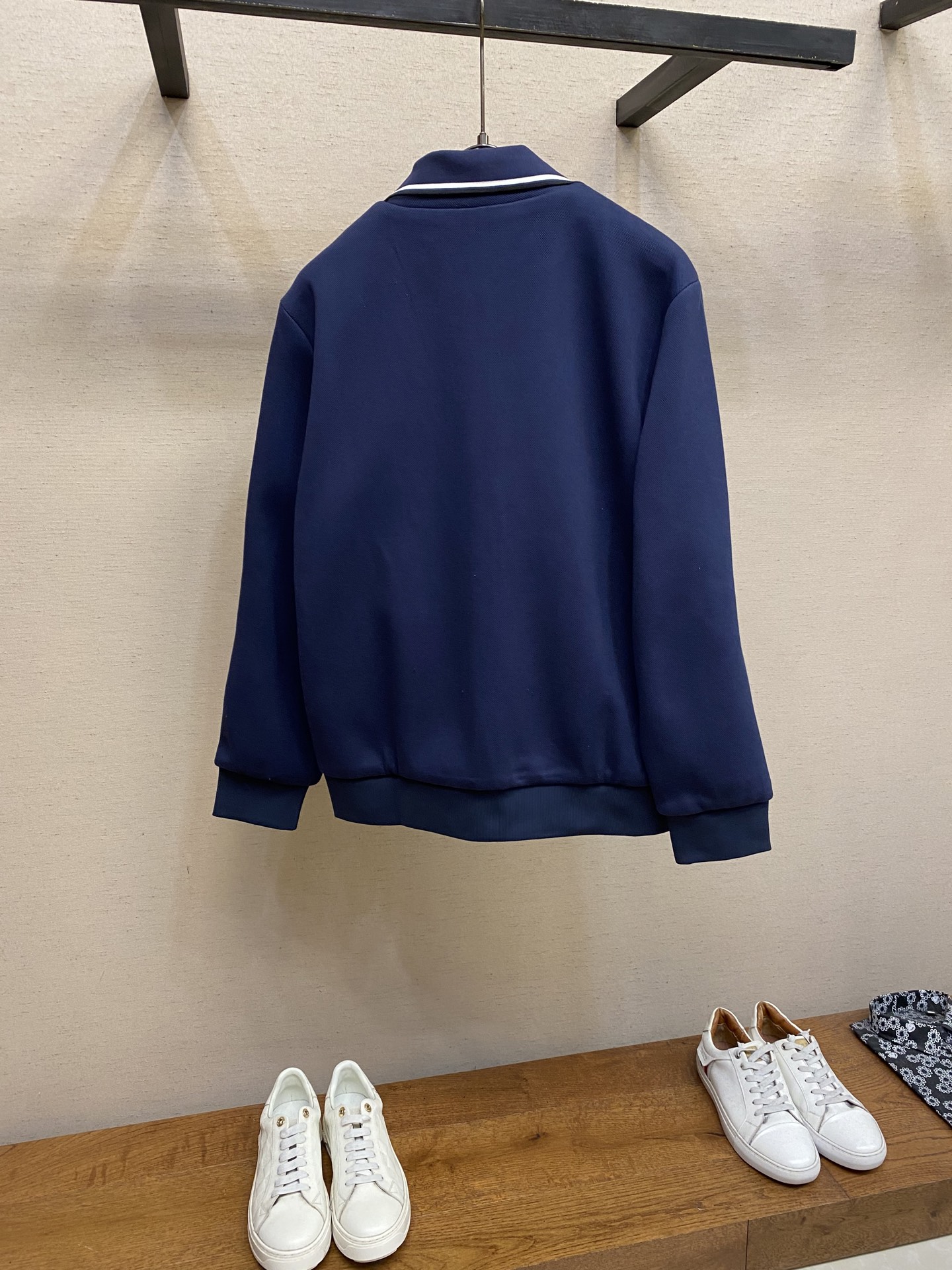 🌟🌟Miu Miu 刺绣珠地布夹克面料选择：通过热熔胶膜工艺，将珠地布与科技针织面料永久性的黏合在一起，