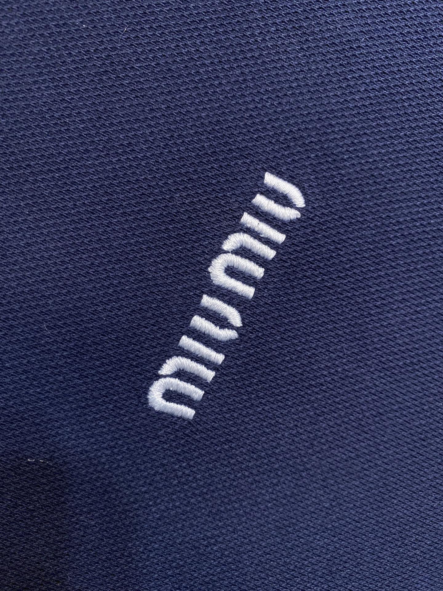 🌟🌟Miu Miu 刺绣珠地布夹克面料选择：通过热熔胶膜工艺，将珠地布与科技针织面料永久性的黏合在一起，