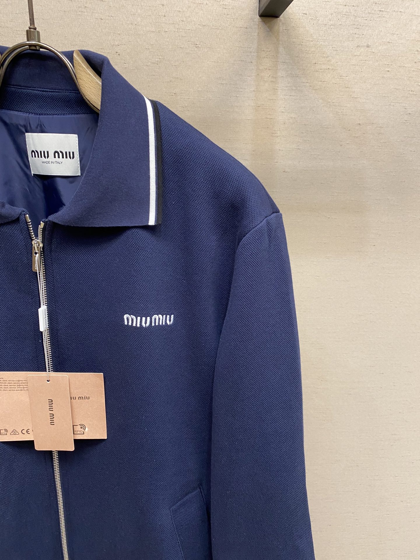 🌟🌟Miu Miu 刺绣珠地布夹克面料选择：通过热熔胶膜工艺，将珠地布与科技针织面料永久性的黏合在一起，